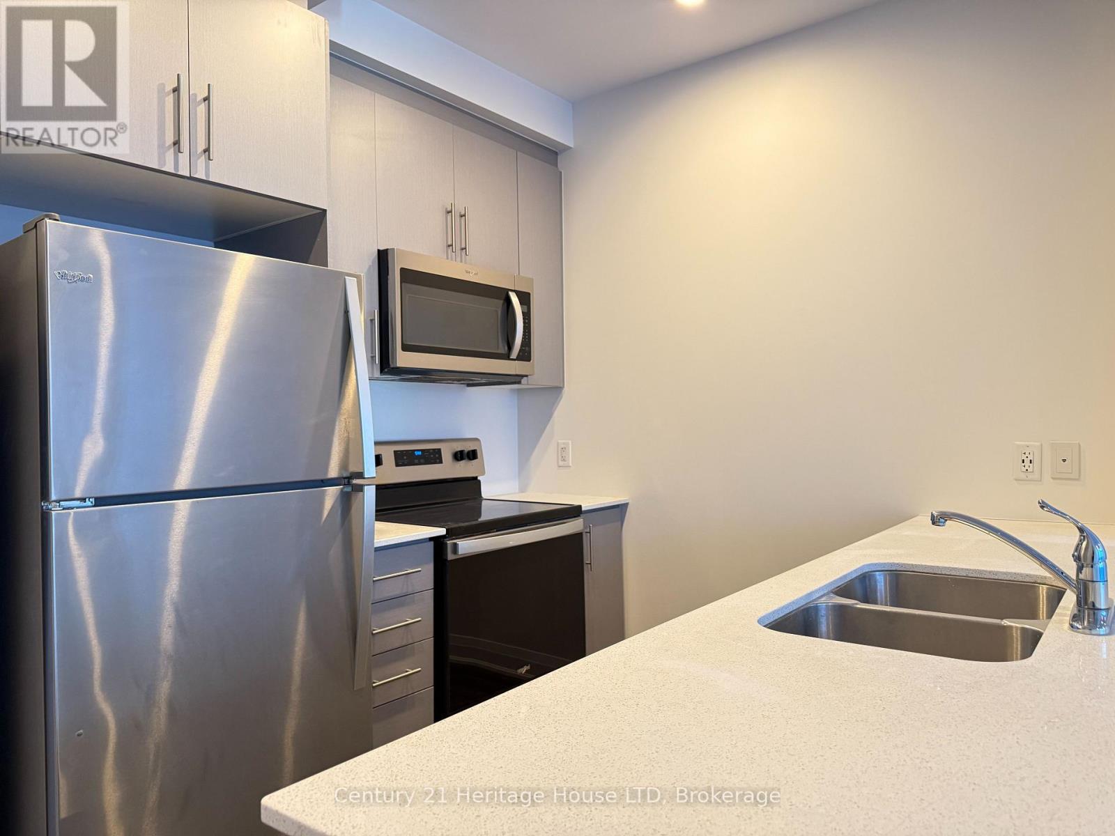 401 - 16 Concord Place, Grimsby, Ontario  L3M 4E8 - Photo 3 - X12984698