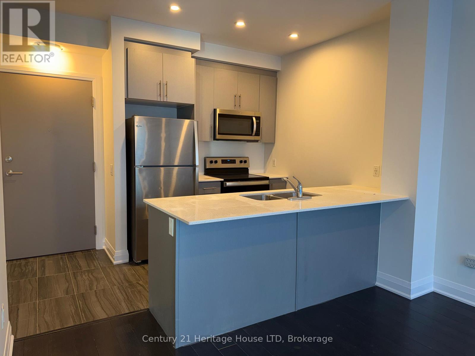 401 - 16 Concord Place, Grimsby, Ontario  L3M 4E8 - Photo 4 - X12984698