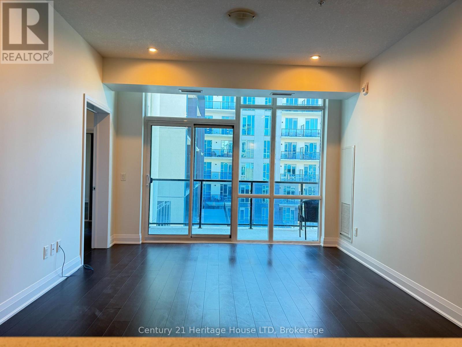 401 - 16 Concord Place, Grimsby, Ontario  L3M 4E8 - Photo 5 - X12984698