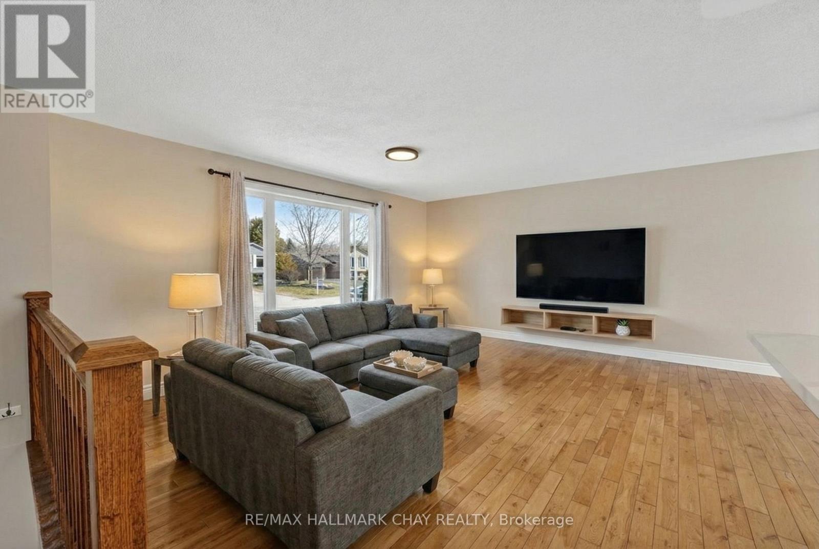 224 Thornton Avenue, Essa (Thornton), Ontario  L0L 2N0 - Photo 5 - N12984564