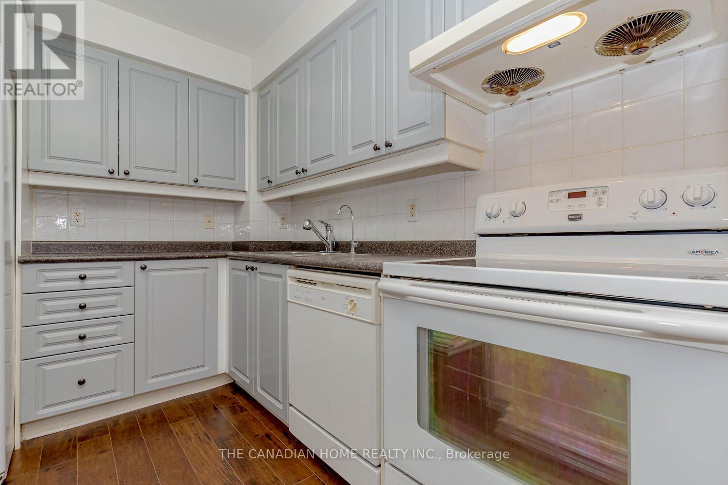 2302 - 3880 Duke Of York Boulevard, Mississauga, Ontario  L5B 4M7 - Photo 19 - W12984604