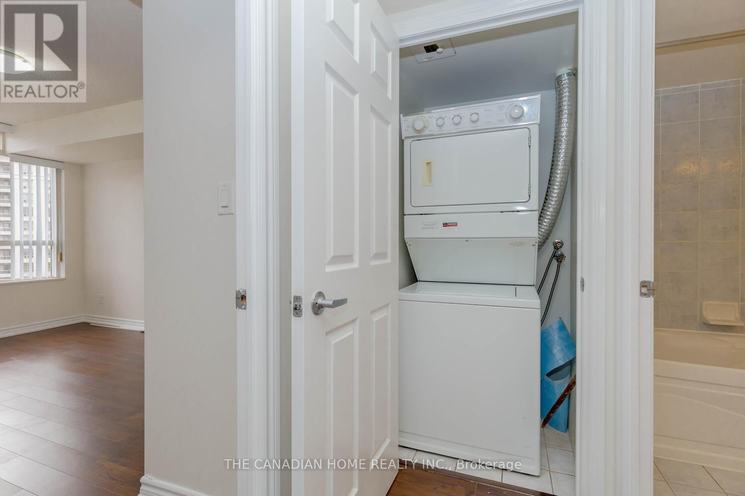 2302 - 3880 Duke Of York Boulevard, Mississauga, Ontario  L5B 4M7 - Photo 38 - W12984604