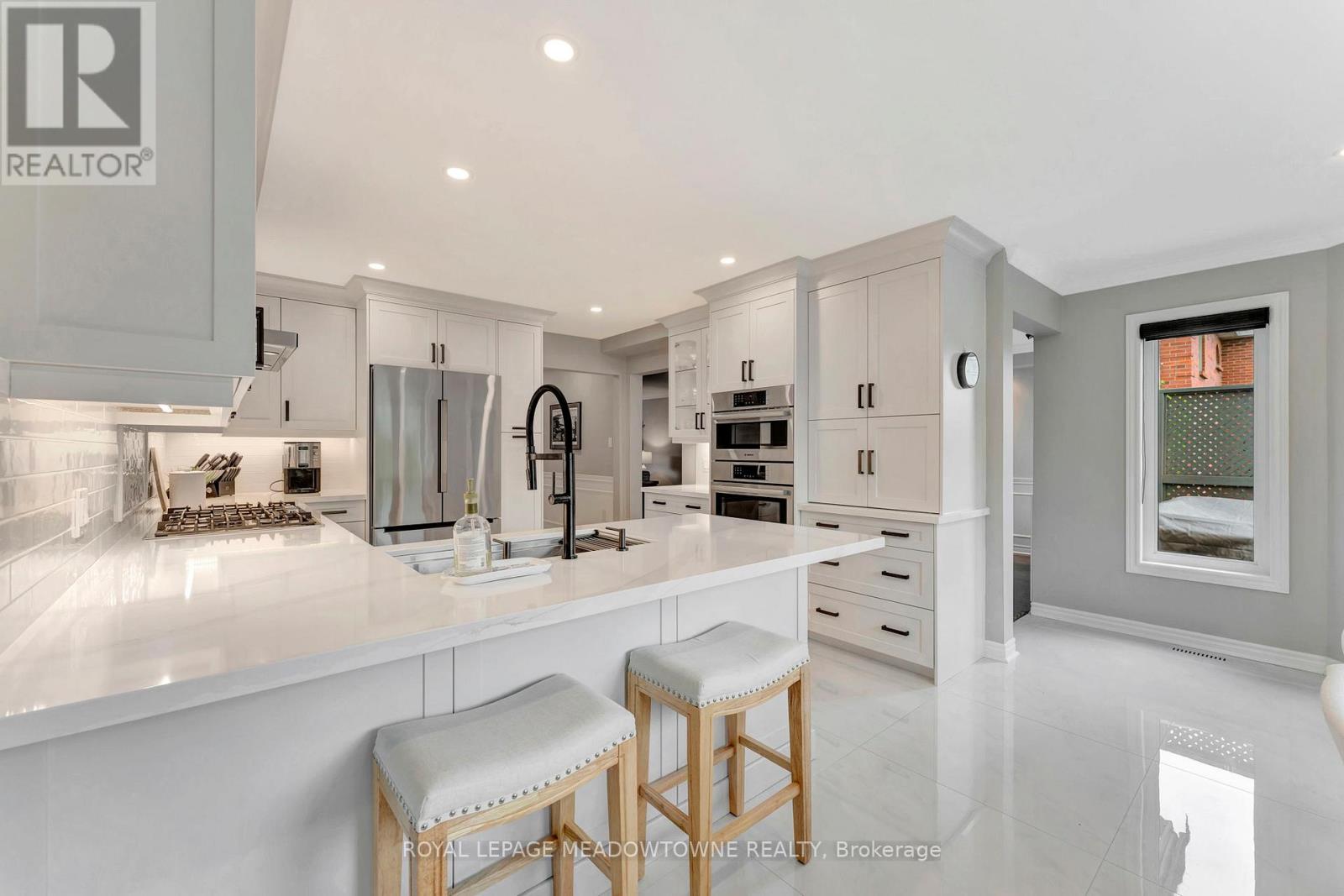 2008 Peak Place, Oakville, Ontario  L6H 5T2 - Photo 4 - W12984616