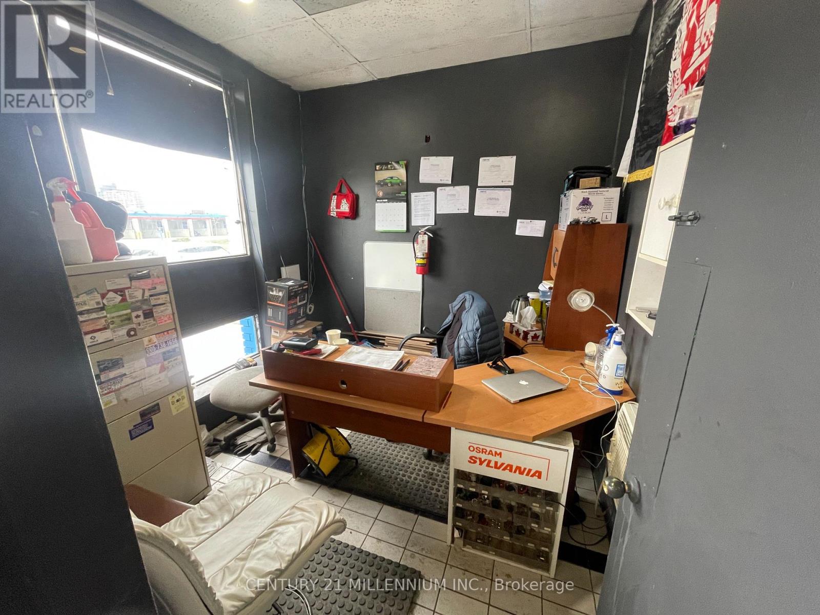 8 Milvan Drive, Toronto, Ontario  M9L 1Z2 - Photo 15 - W12984696