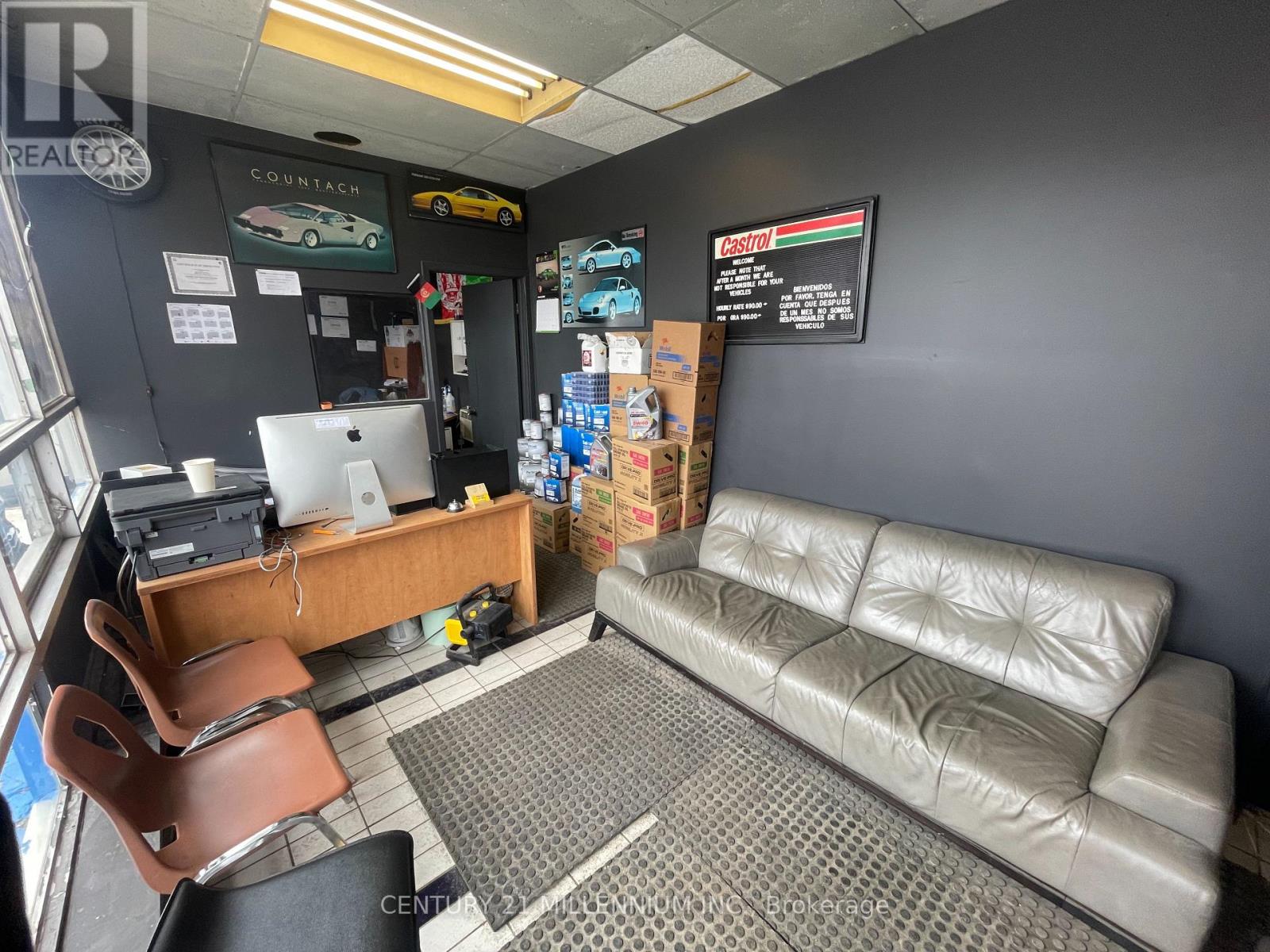 8 Milvan Drive, Toronto, Ontario  M9L 1Z2 - Photo 17 - W12984696