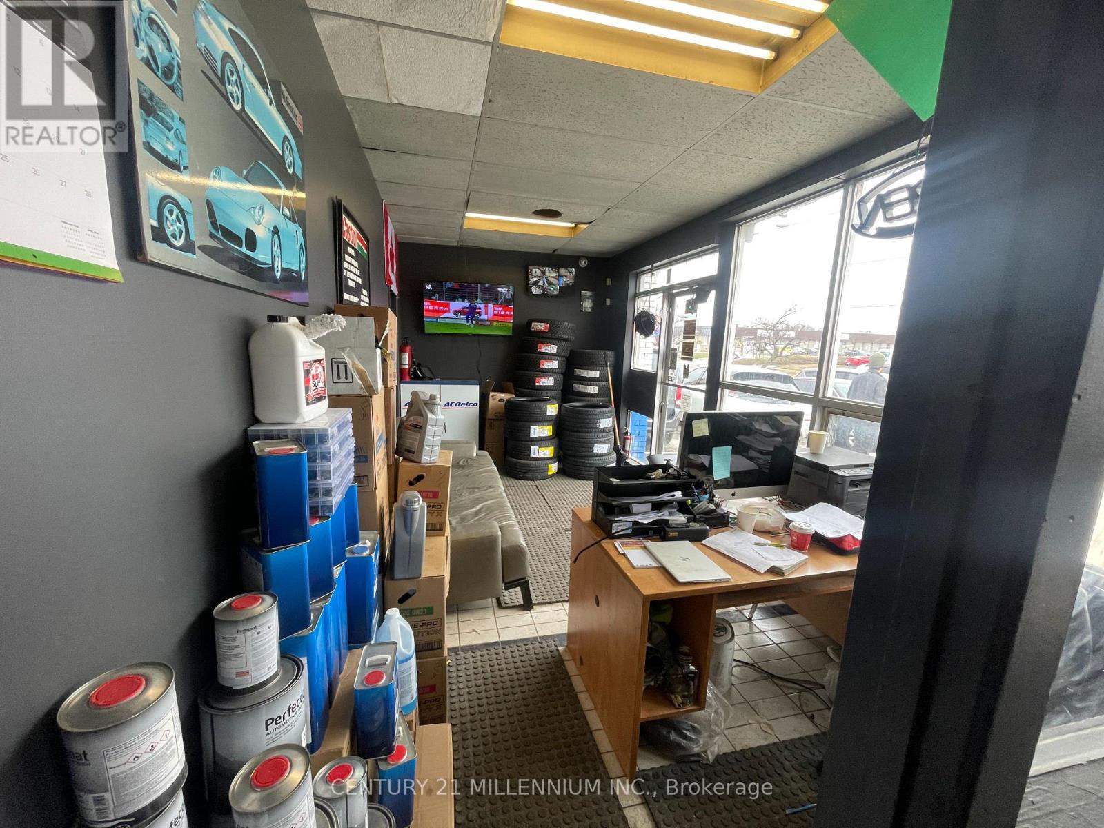 8 Milvan Drive, Toronto, Ontario  M9L 1Z2 - Photo 18 - W12984696