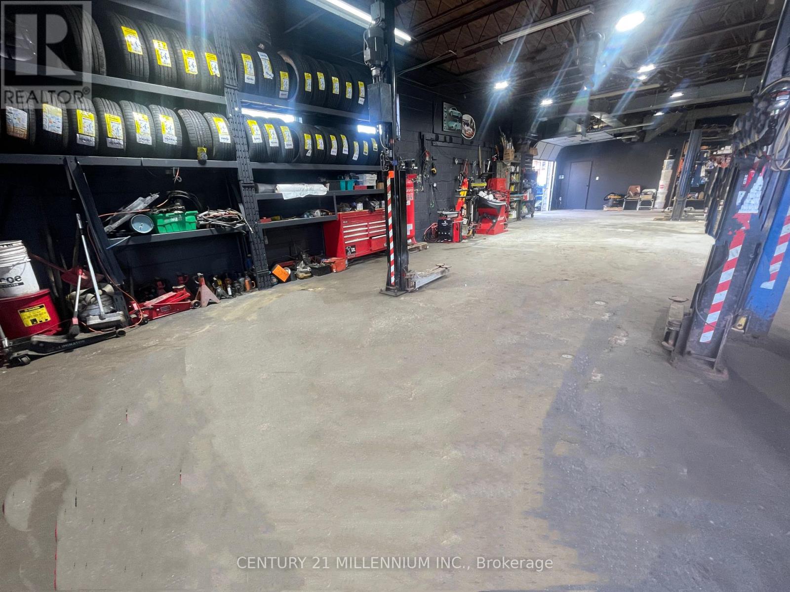 8 Milvan Drive, Toronto, Ontario  M9L 1Z2 - Photo 5 - W12984696