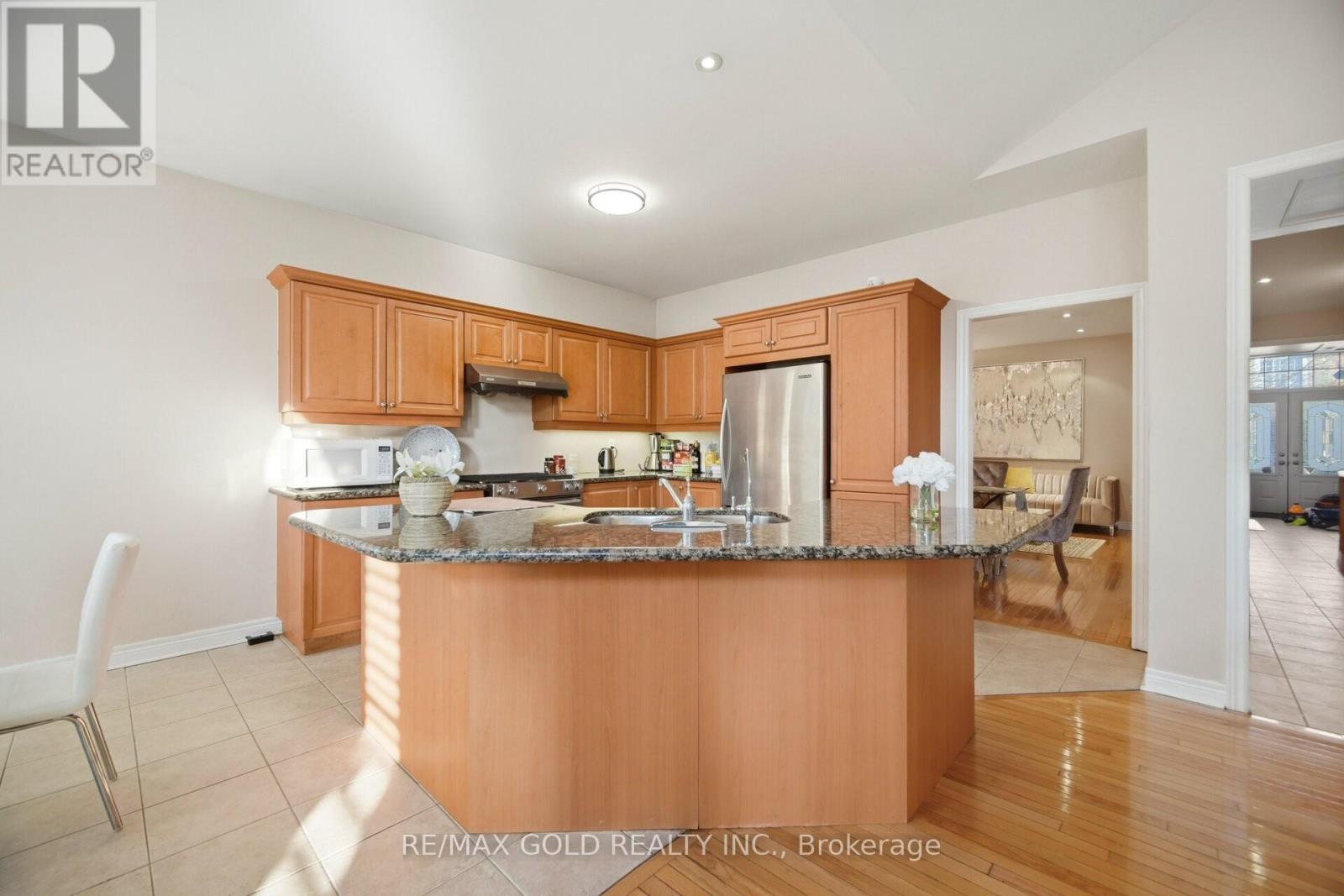 48 Valleyside Trail, Brampton, Ontario  L6P 2G4 - Photo 11 - W12984708