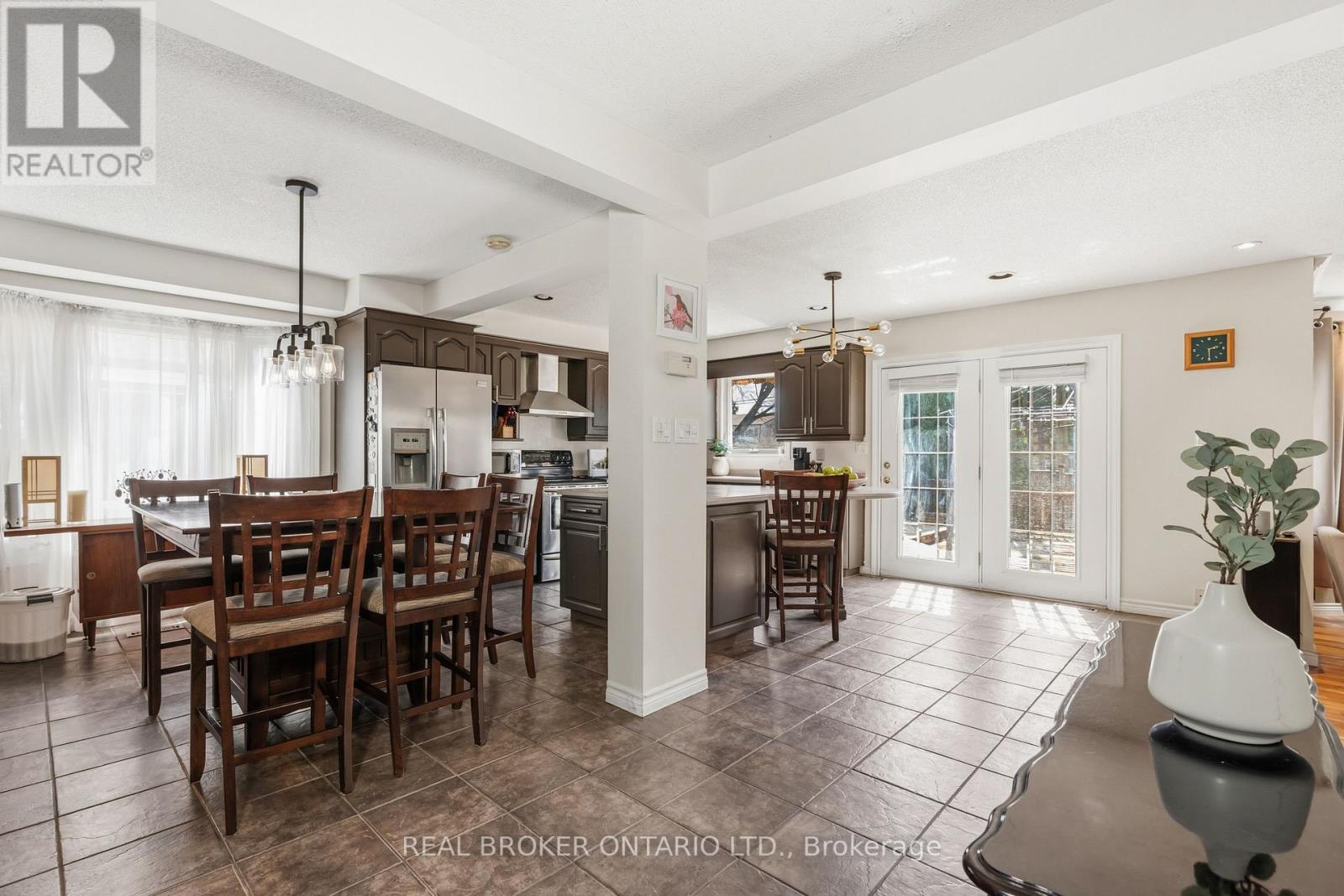 18 Cotswold Court, Halton Hills, Ontario L7G 5E5 - Photo 10 - W12984736