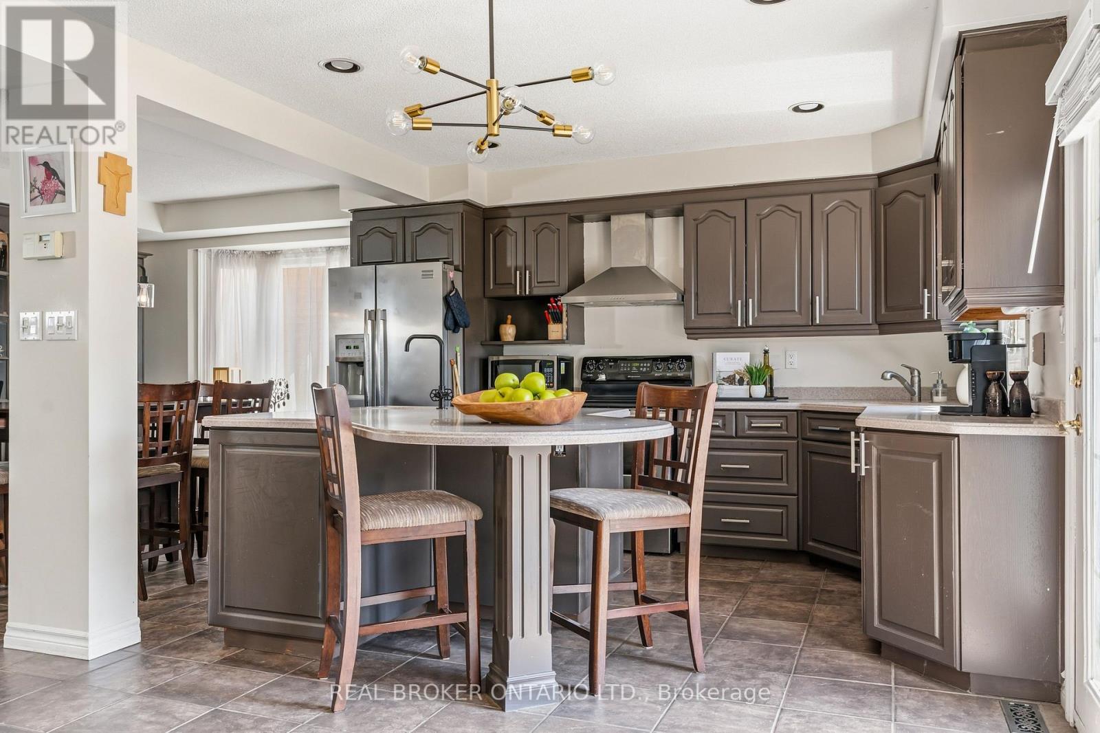 18 Cotswold Court, Halton Hills, Ontario L7G 5E5 - Photo 11 - W12984736