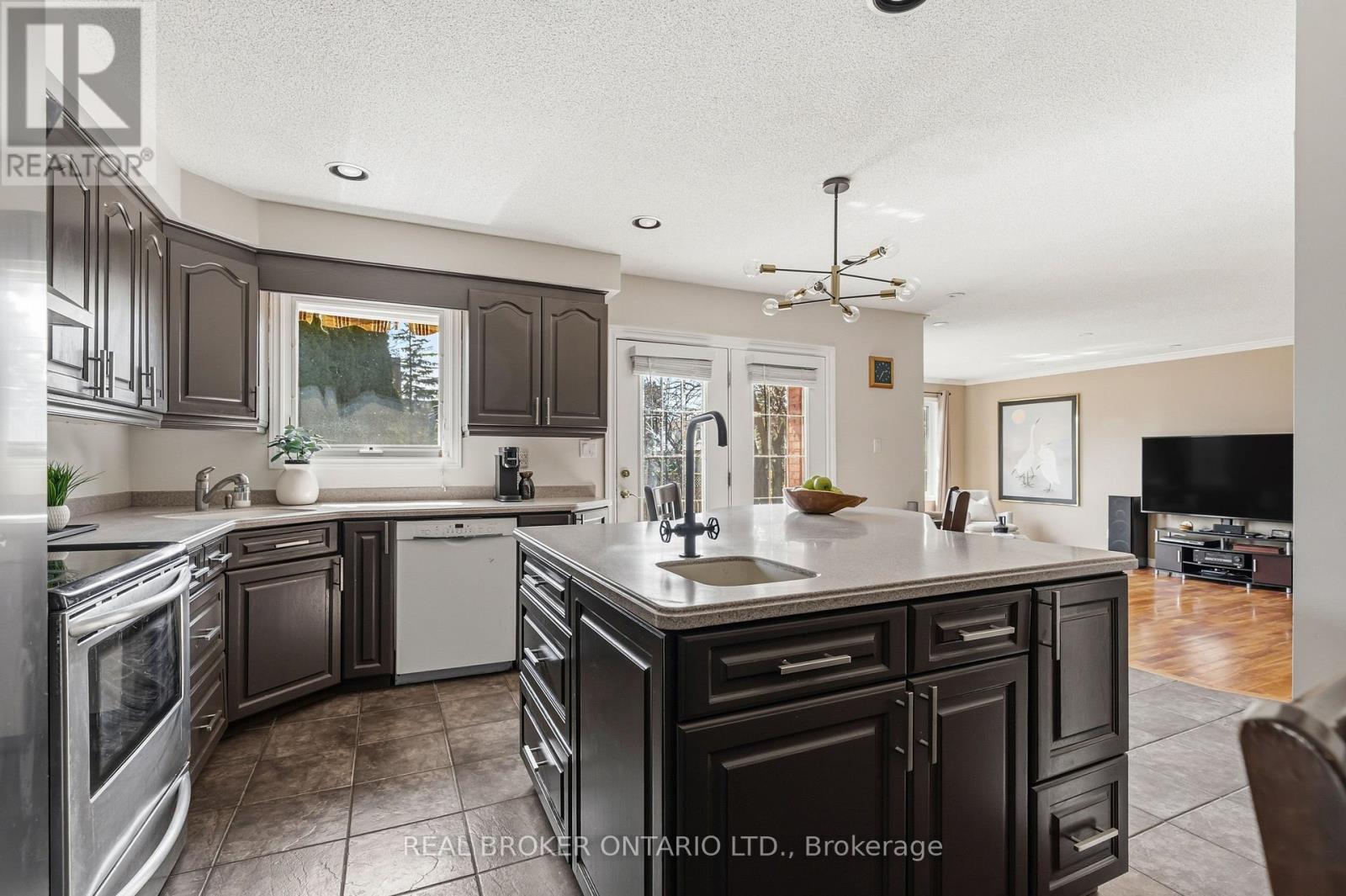 18 Cotswold Court, Halton Hills, Ontario L7G 5E5 - Photo 12 - W12984736