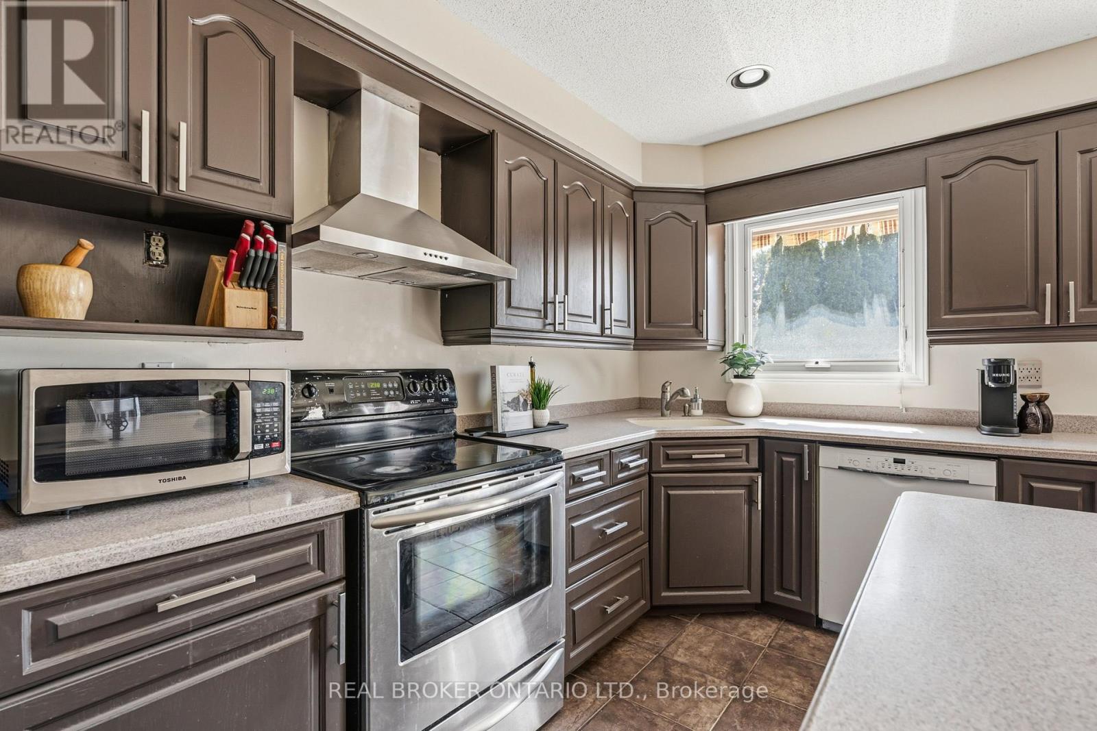 18 Cotswold Court, Halton Hills, Ontario L7G 5E5 - Photo 13 - W12984736