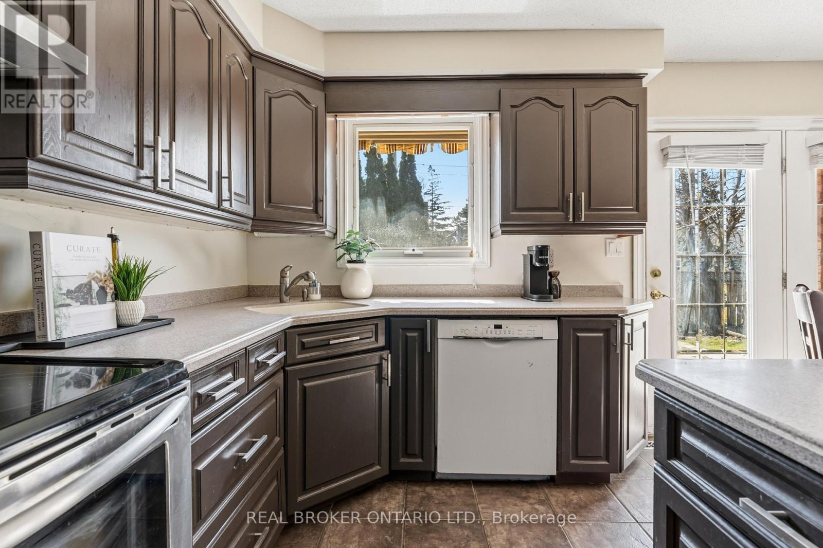 18 Cotswold Court, Halton Hills, Ontario L7G 5E5 - Photo 14 - W12984736