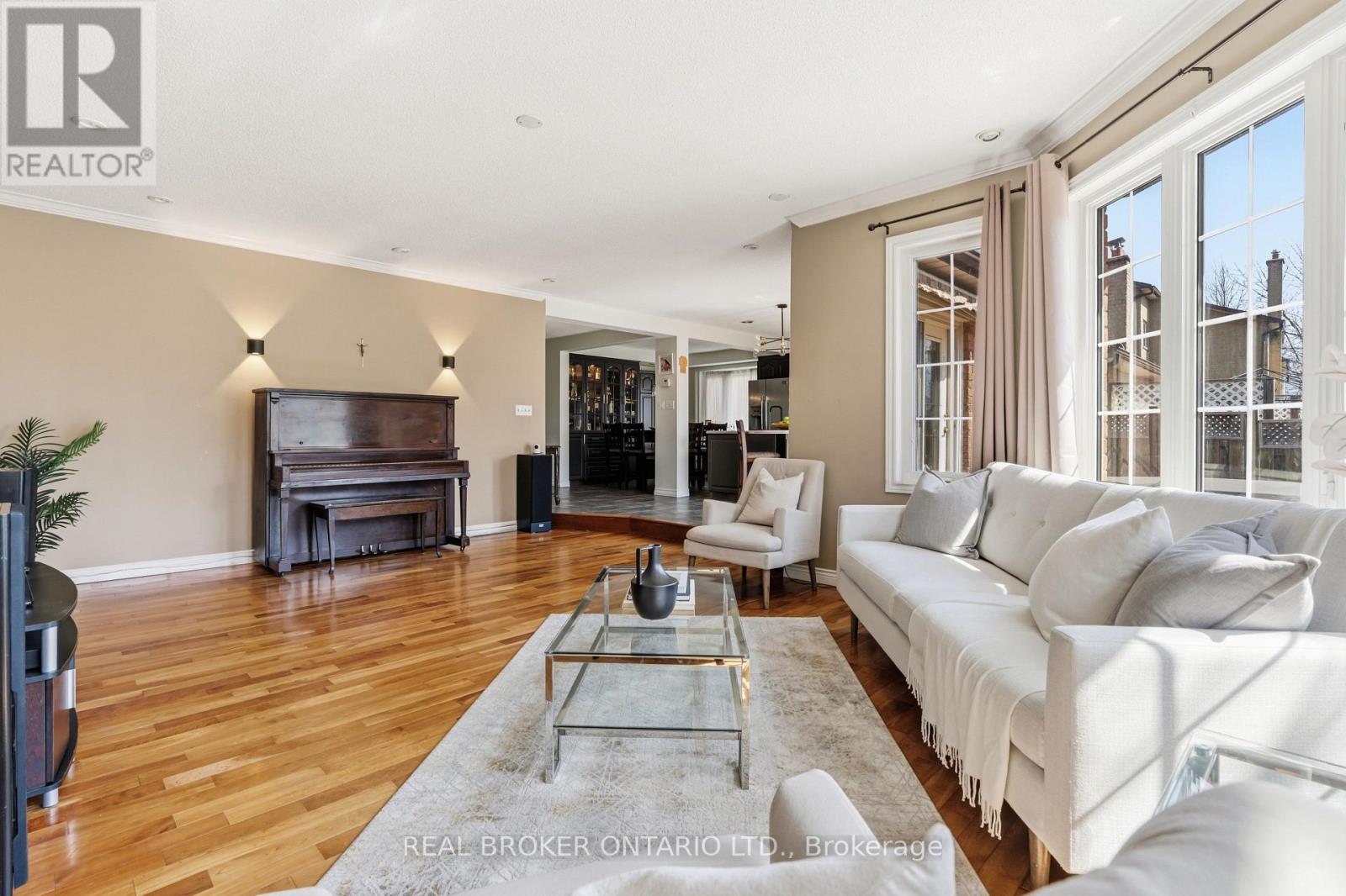 18 Cotswold Court, Halton Hills, Ontario L7G 5E5 - Photo 17 - W12984736