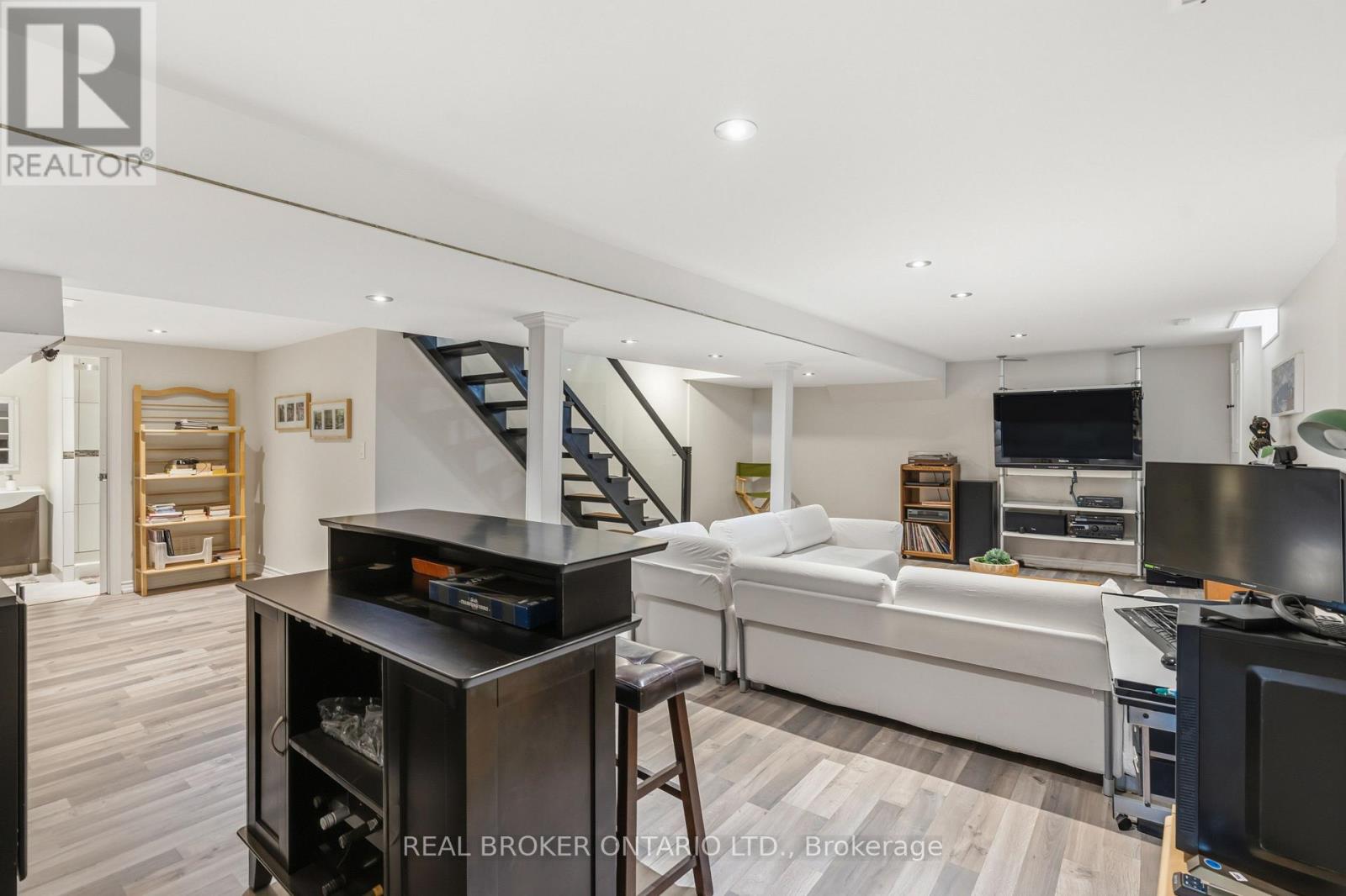 18 Cotswold Court, Halton Hills, Ontario L7G 5E5 - Photo 33 - W12984736