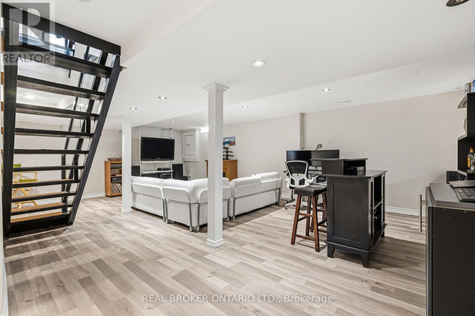 18 Cotswold Court, Halton Hills, Ontario L7G 5E5 - Photo 34 - W12984736