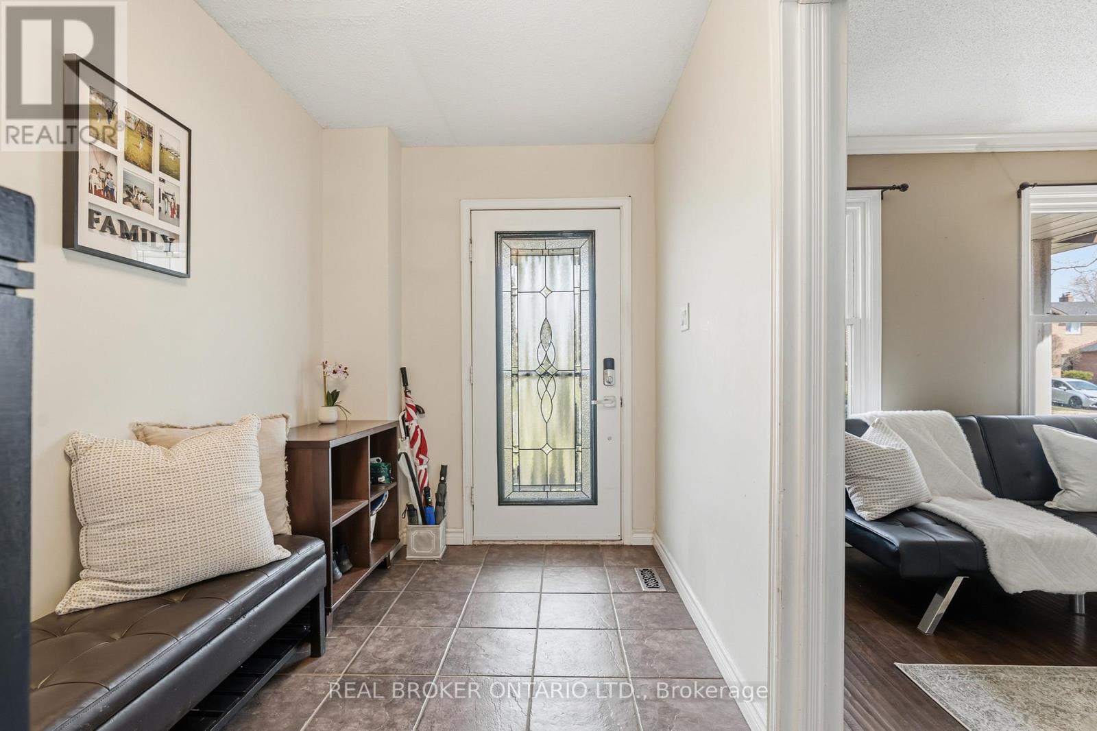 18 Cotswold Court, Halton Hills, Ontario L7G 5E5 - Photo 4 - W12984736