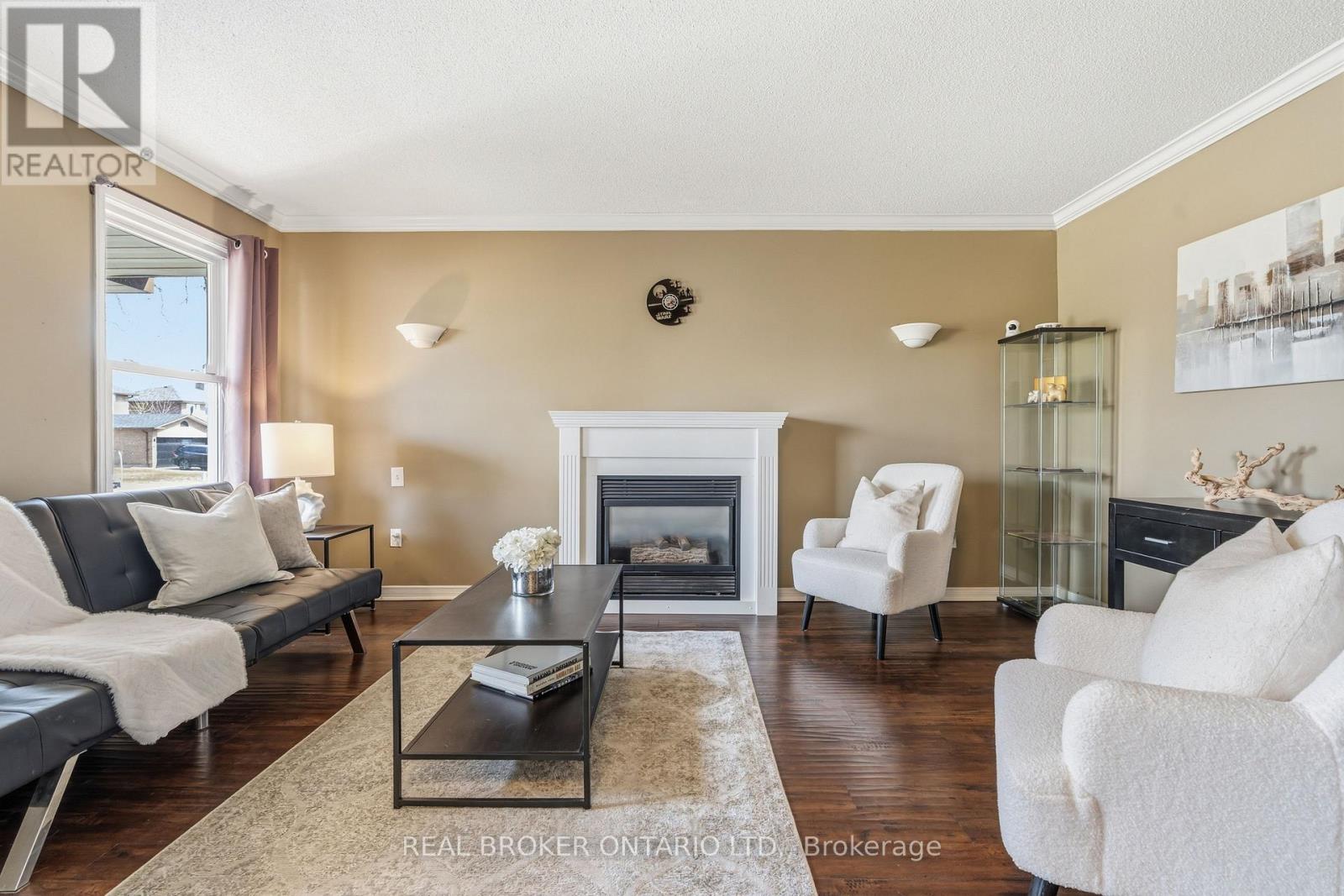 18 Cotswold Court, Halton Hills, Ontario L7G 5E5 - Photo 5 - W12984736