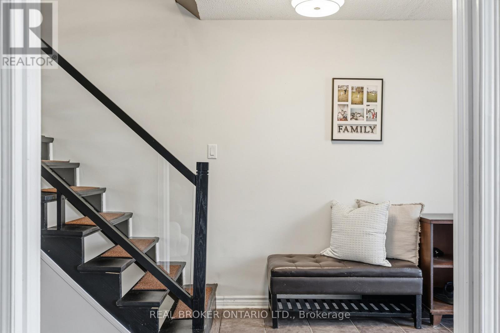 18 Cotswold Court, Halton Hills, Ontario L7G 5E5 - Photo 8 - W12984736