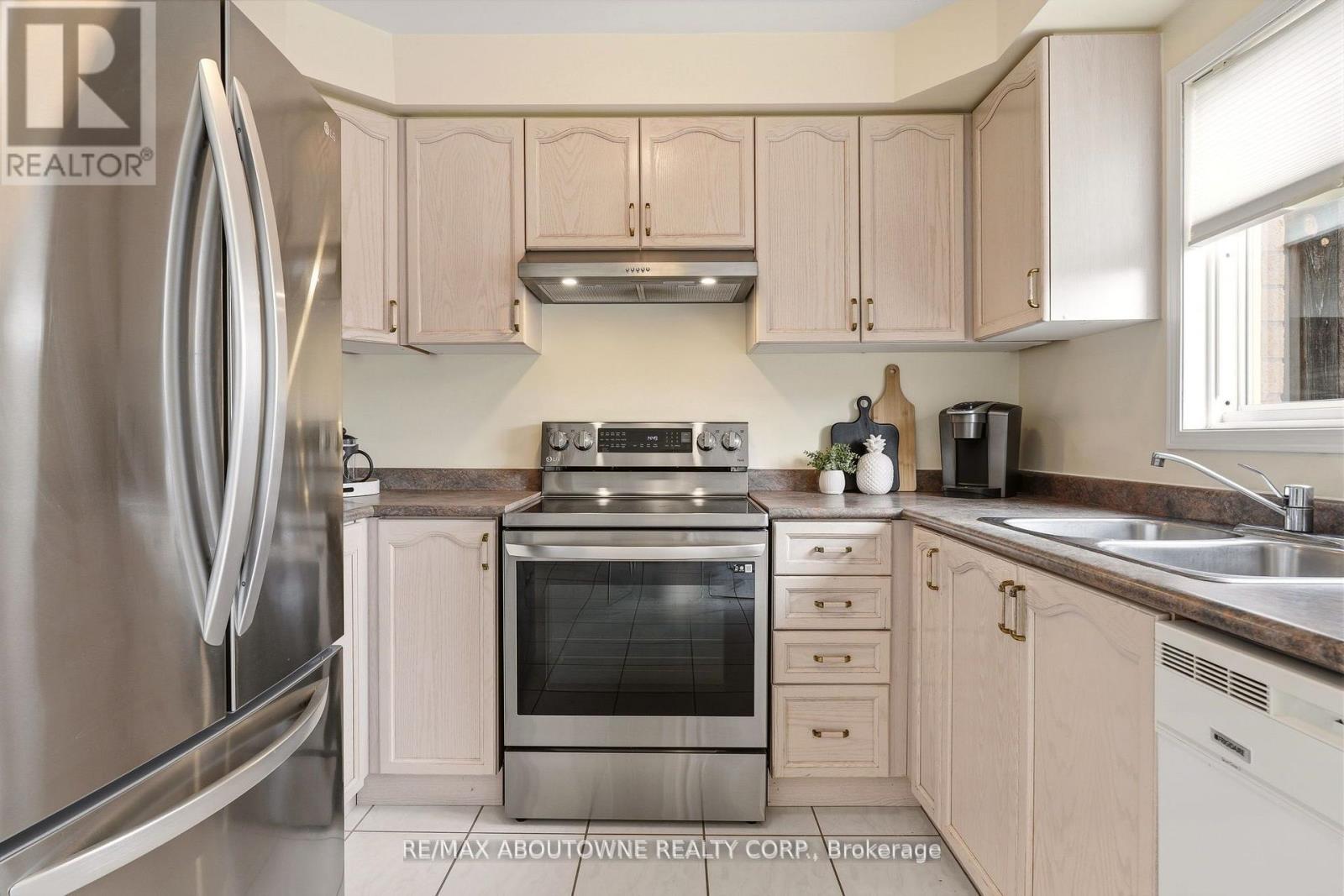 408 Fairgate Way, Oakville, Ontario  L6H 6Y1 - Photo 10 - W12984748