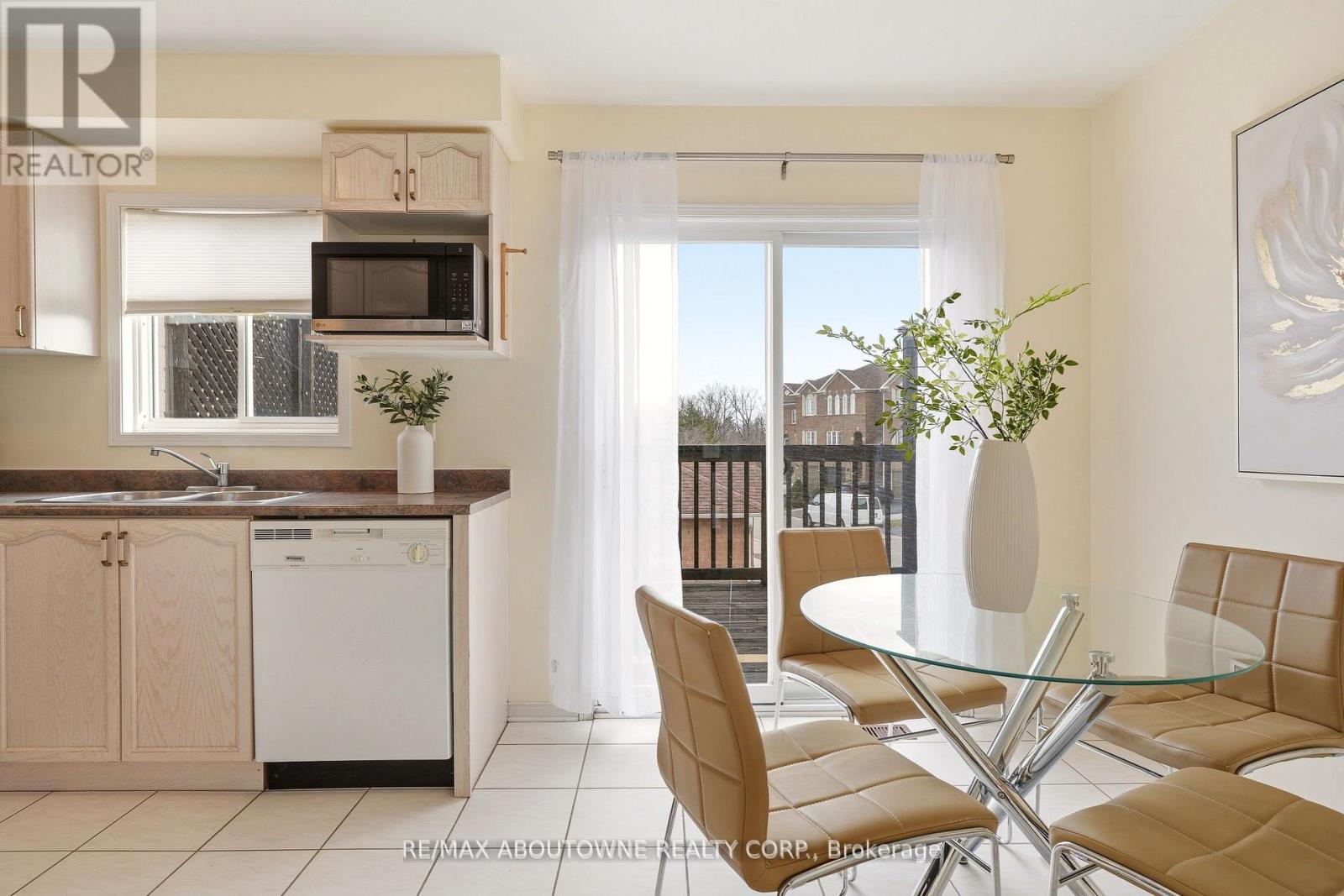 408 Fairgate Way, Oakville, Ontario  L6H 6Y1 - Photo 11 - W12984748