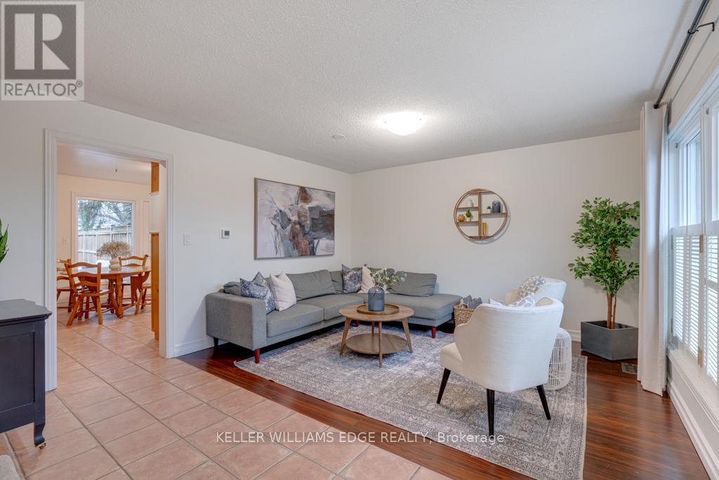 24 Bentley Place, Hamilton, Ontario  L9C 2R4 - Photo 3 - X12984740