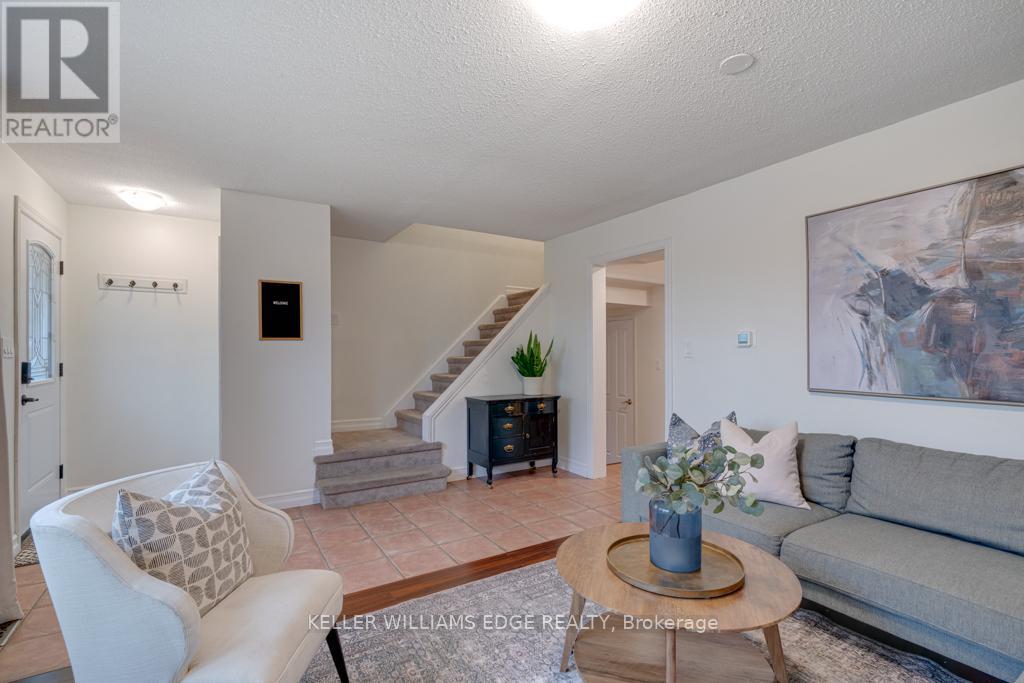 24 Bentley Place, Hamilton, Ontario  L9C 2R4 - Photo 5 - X12984740