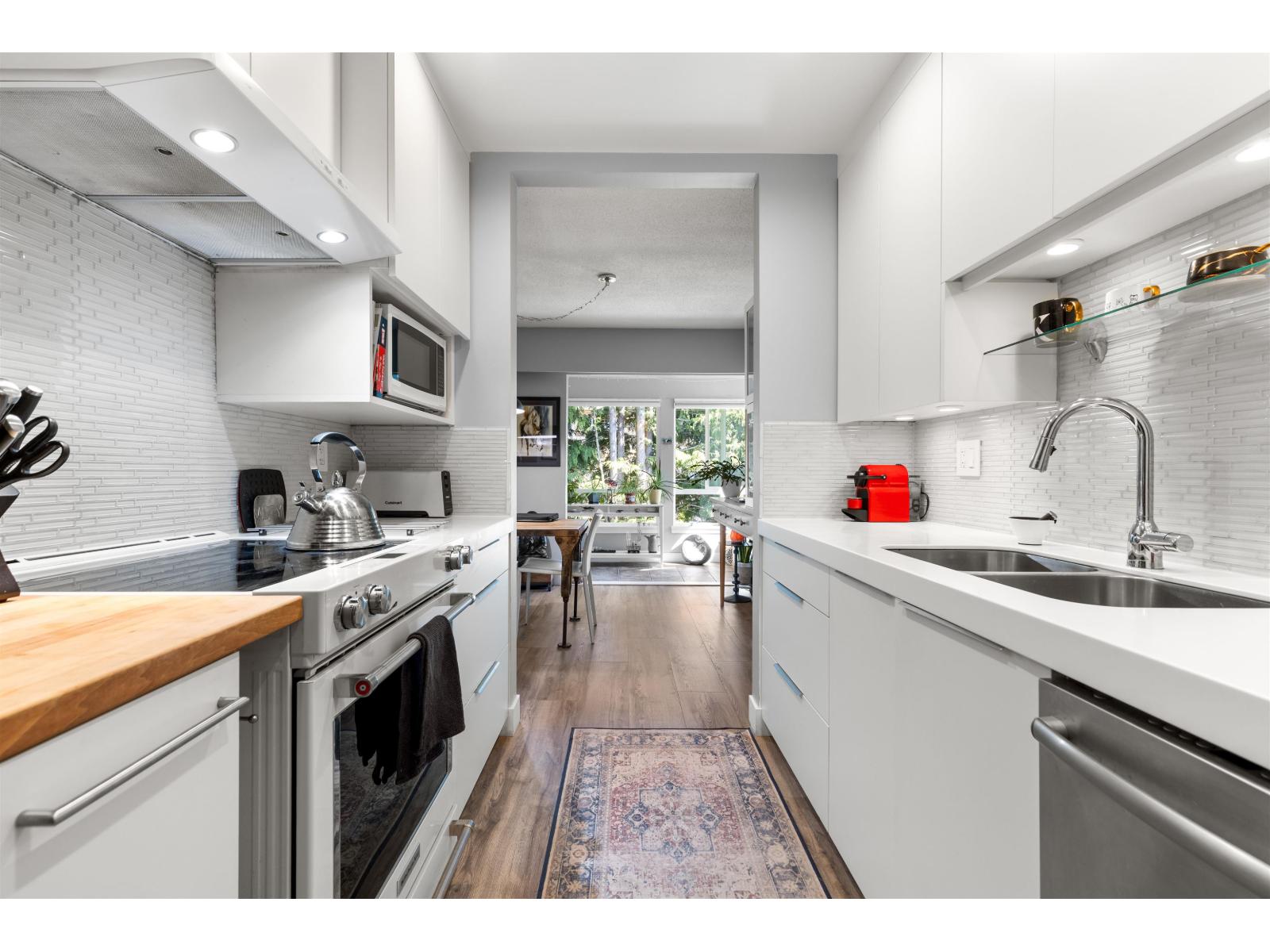 303 1322 Martin Street, White Rock, British Columbia  V4B 3W5 - Photo 2 - R3108796