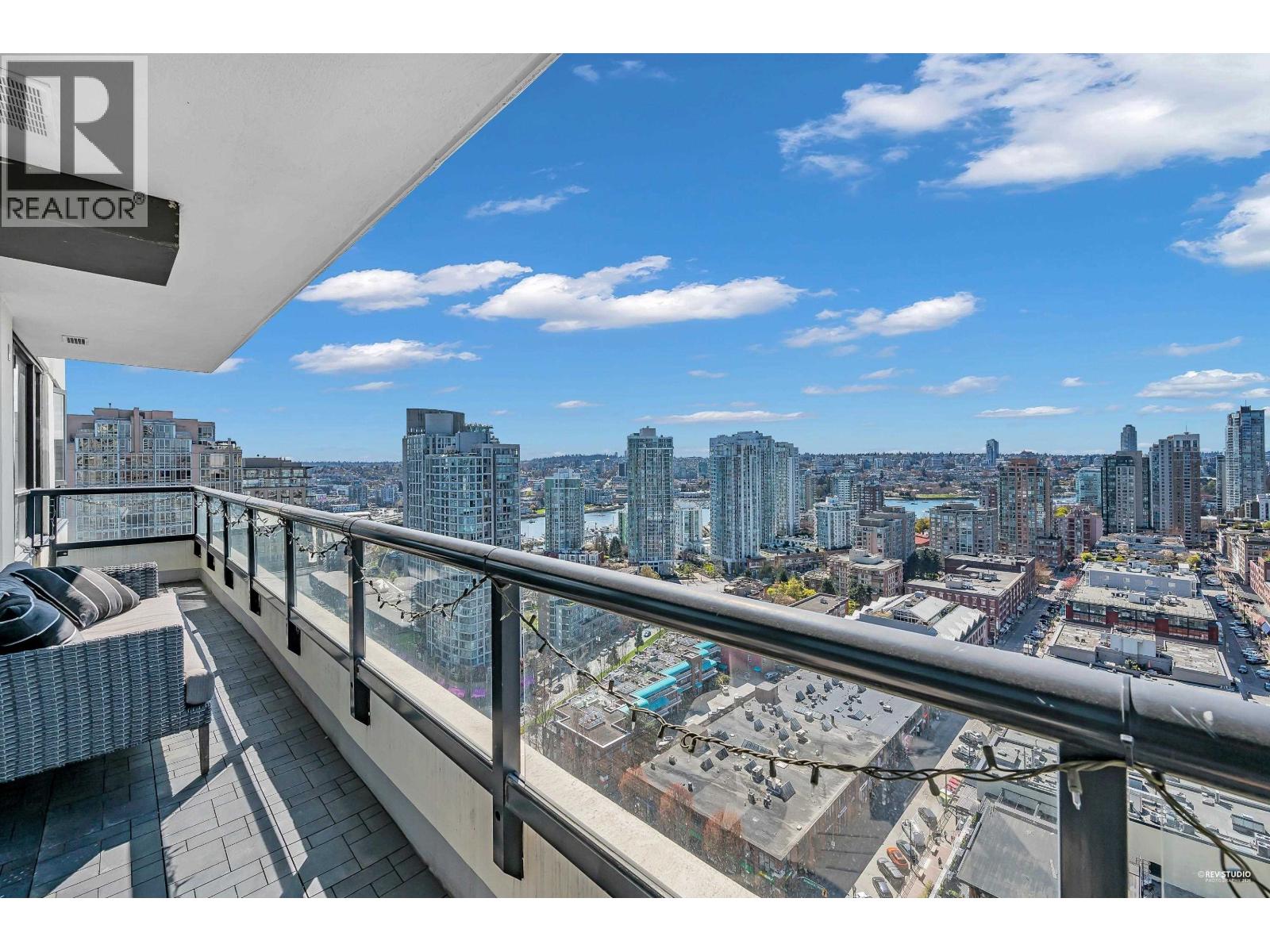 2608 977 MAINLAND STREET, Vancouver, British Columbia