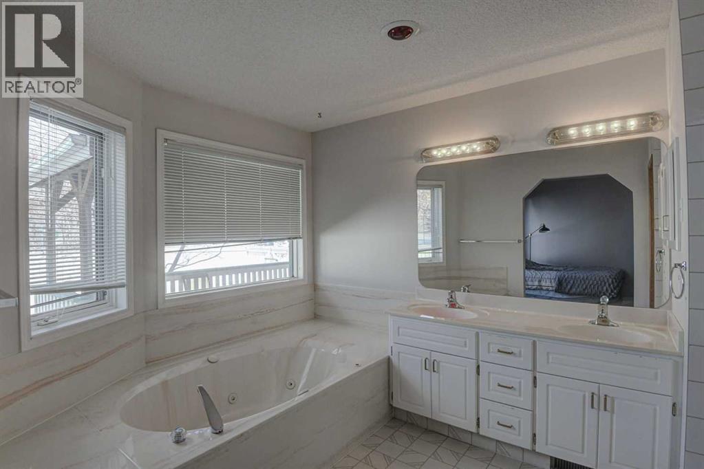 606 Diamond Court SE, Calgary, Alberta  T2J 7C8 - Photo 17 - A2298032