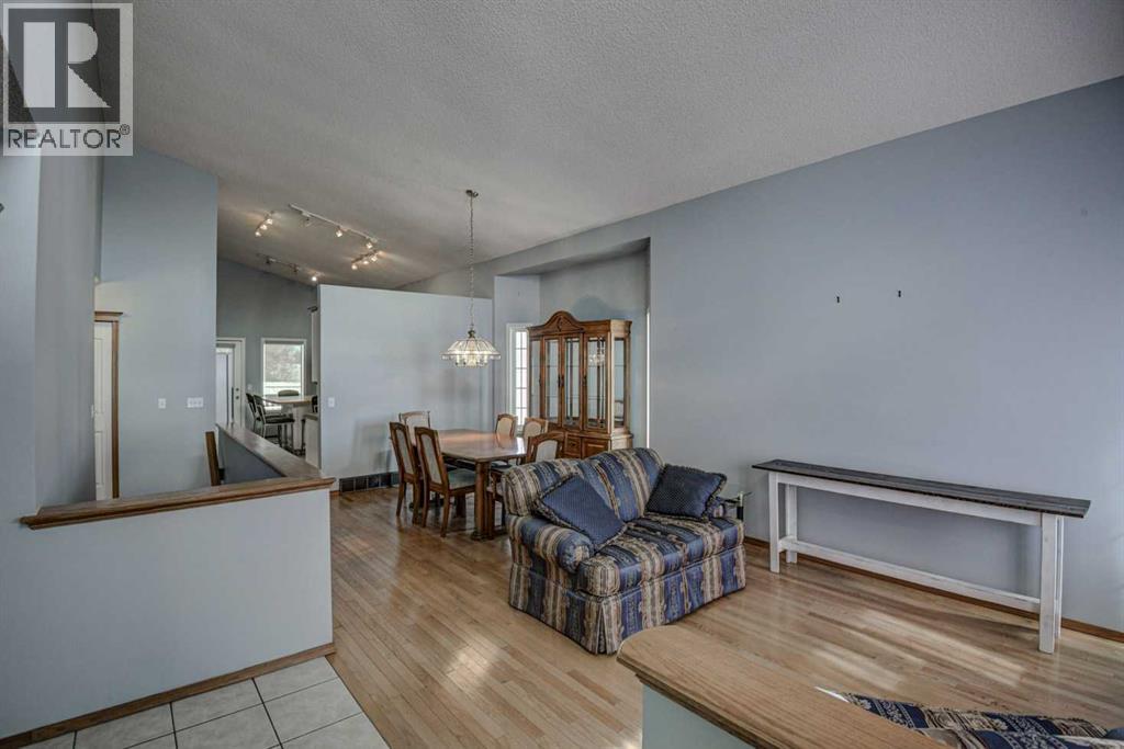 606 Diamond Court SE, Calgary, Alberta  T2J 7C8 - Photo 3 - A2298032