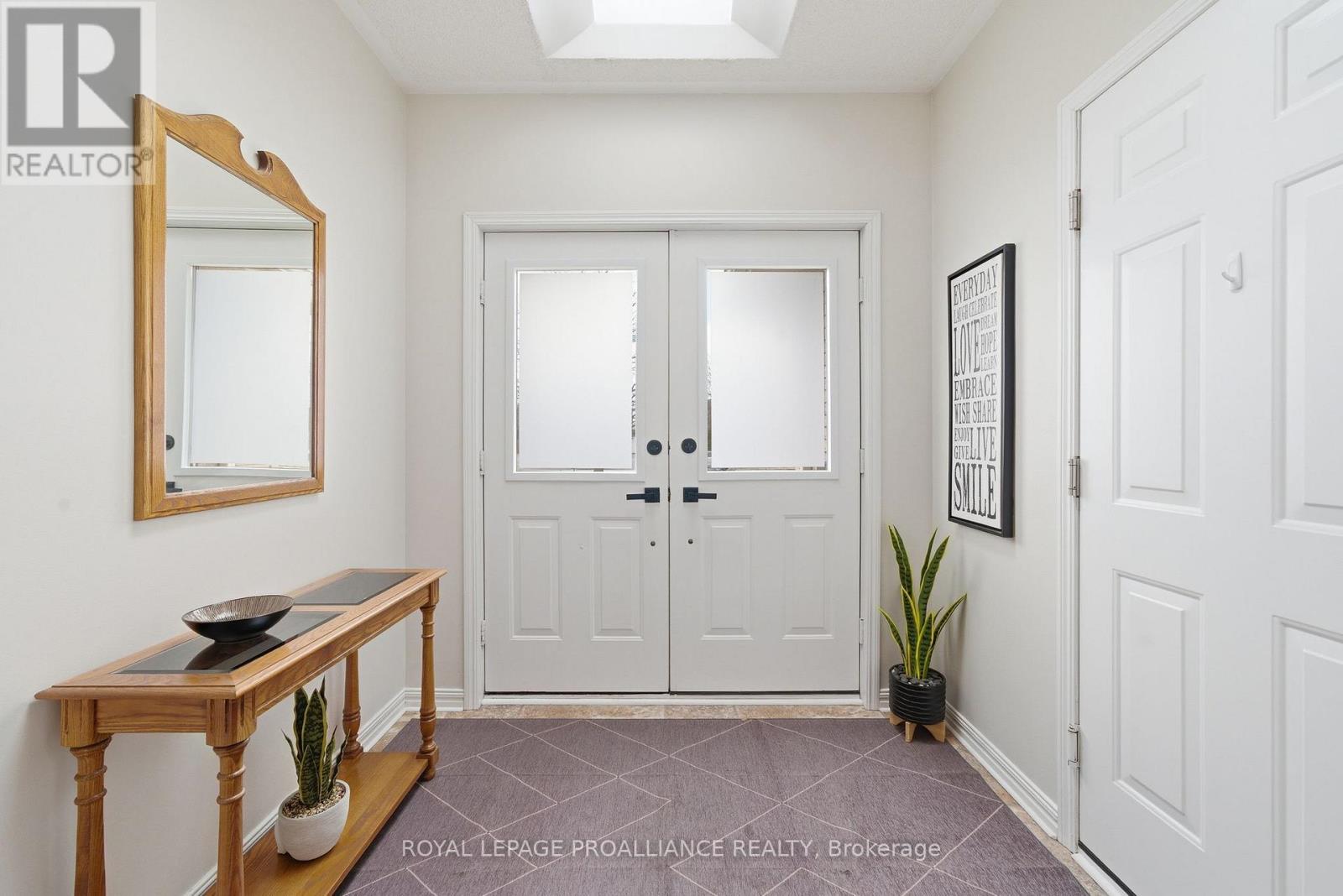 6 Thompson Court, Belleville, Ontario  K8P 5C3 - Photo 3 - X12984886