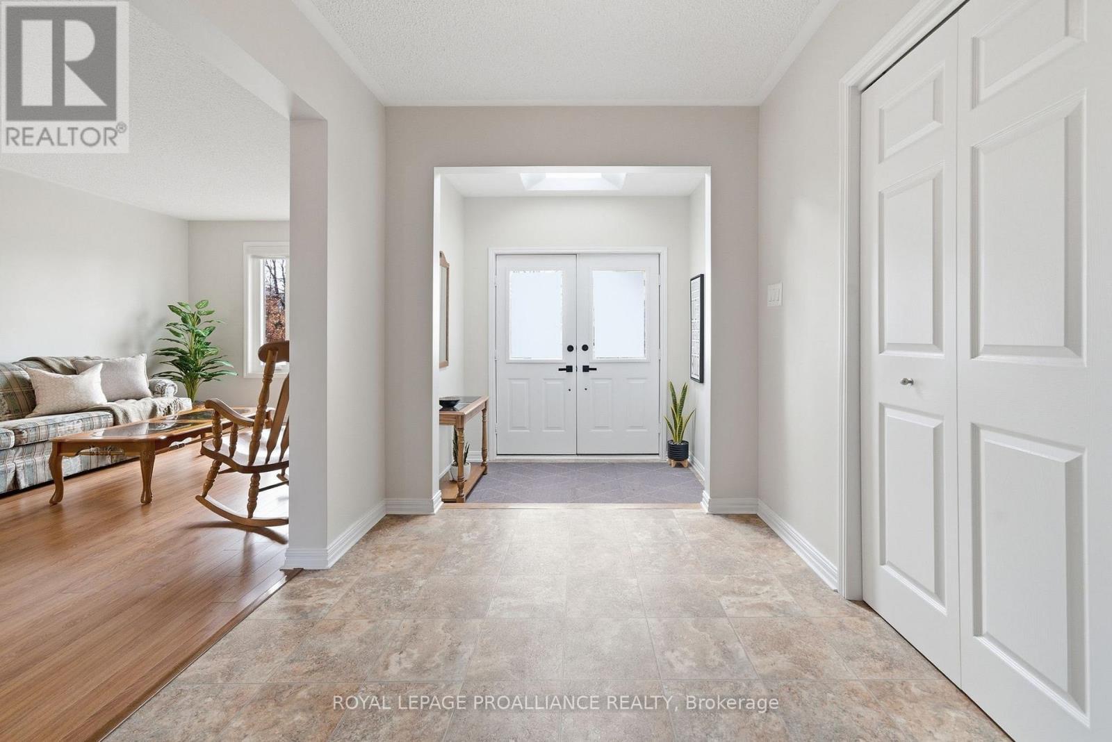 6 Thompson Court, Belleville, Ontario  K8P 5C3 - Photo 4 - X12984886