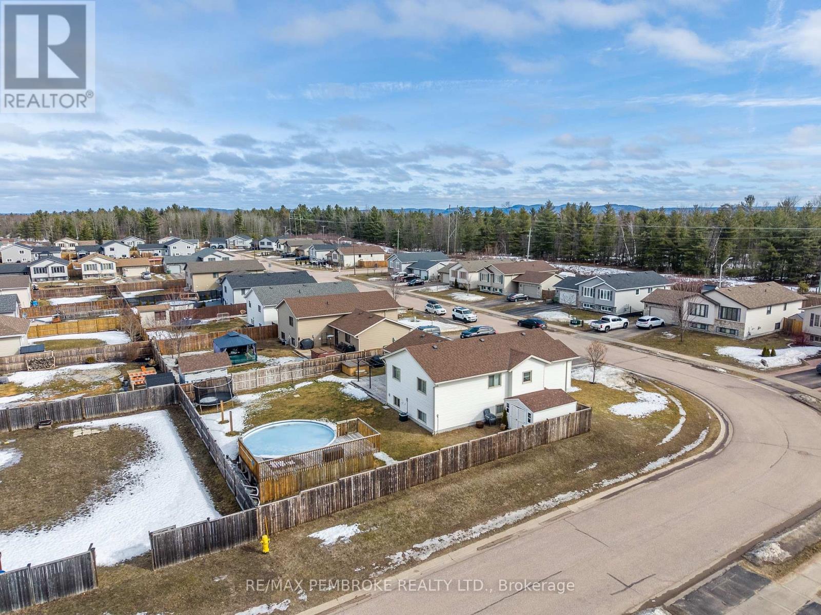 10 Newport Drive, Petawawa, Ontario  K8H 0E1 - Photo 45 - X12984430