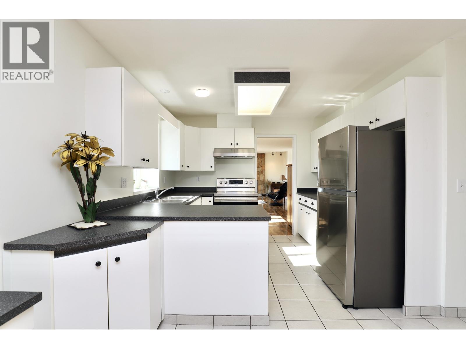 93 Warrick Street, Coquitlam, British Columbia  V3K 5L3 - Photo 2 - R3109807