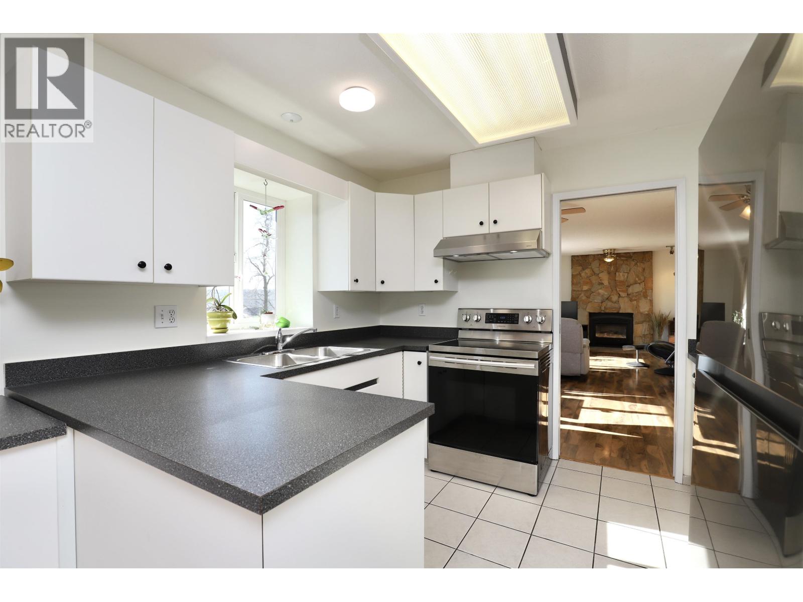 93 Warrick Street, Coquitlam, British Columbia  V3K 5L3 - Photo 3 - R3109807