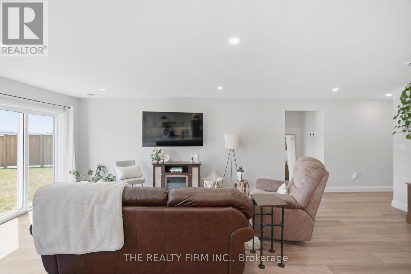 141 Victoria Avenue E, South Huron, Ontario  N0M 1M0 - Photo 17 - X12984908