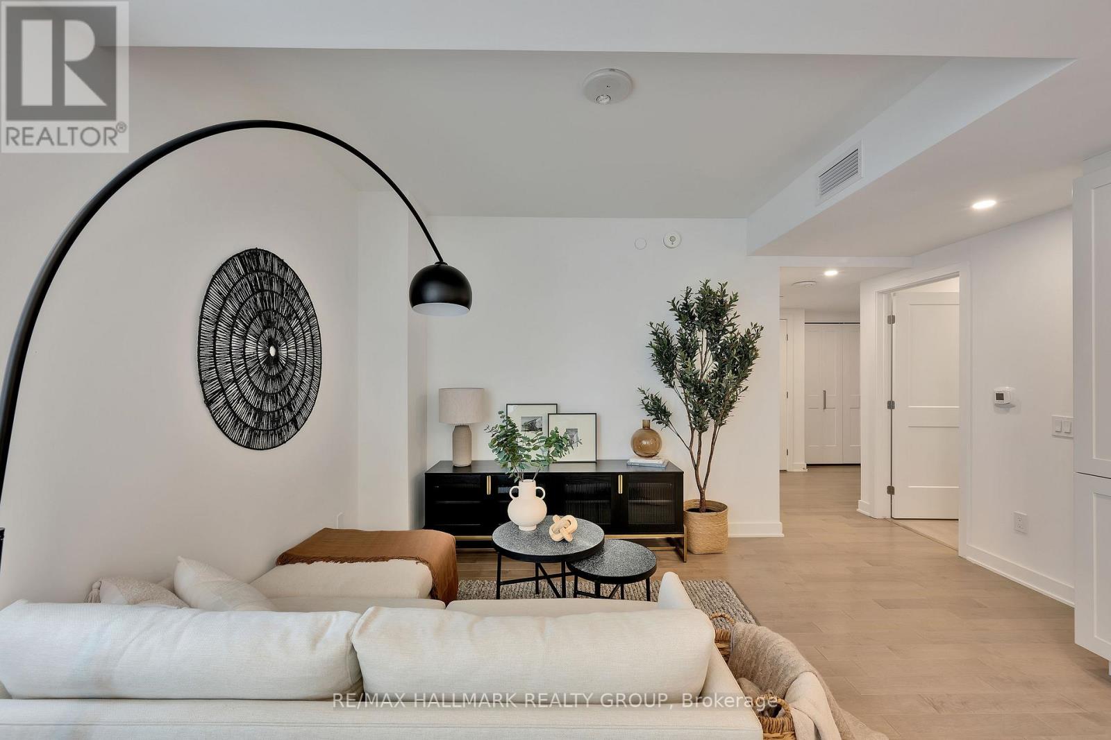 406 - 340 Queen Street, Ottawa, Ontario  K1R 0G1 - Photo 2 - X12984798