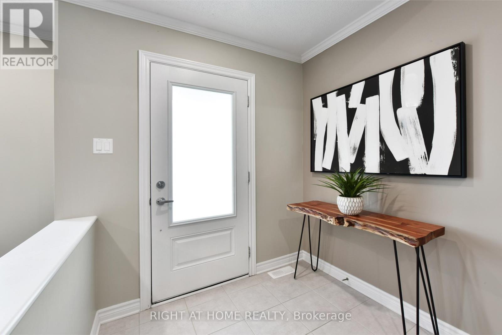 520 Silvertip Lane, Ottawa, Ontario  K2T 0H7 - Photo 2 - X12984862