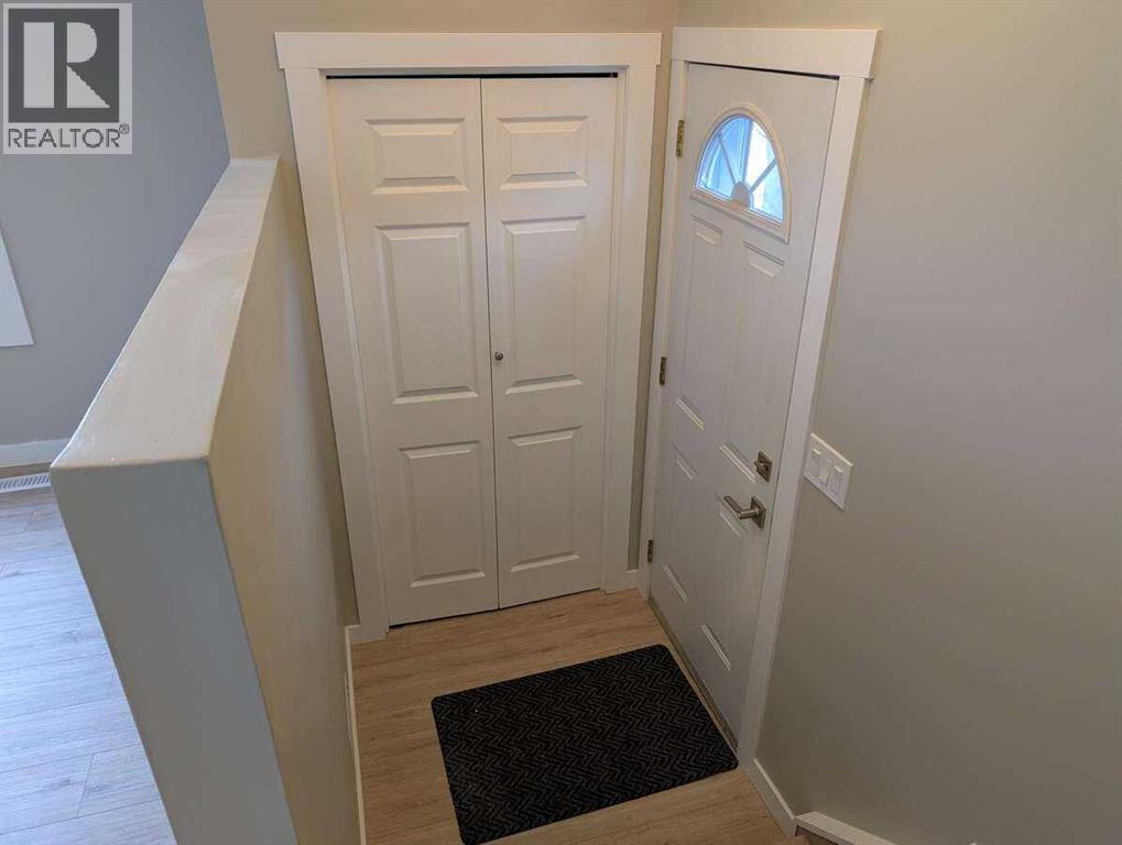 528 Queensland Place Se, Calgary, Alberta  T2J 4T3 - Photo 4 - A2291797