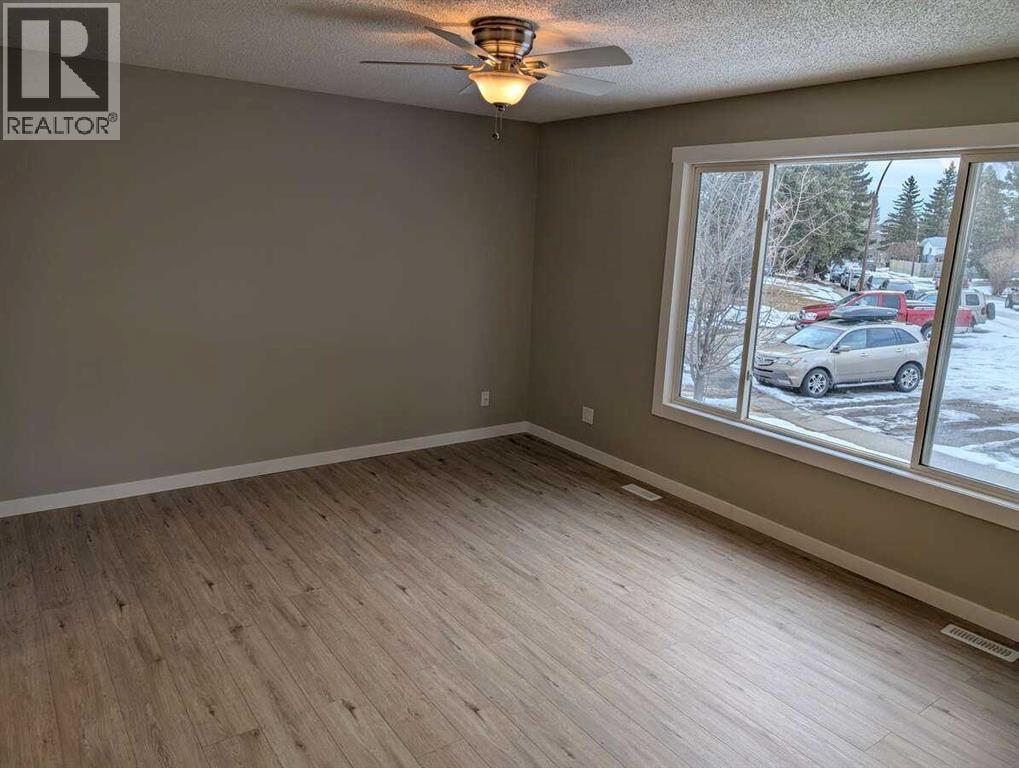 528 Queensland Place Se, Calgary, Alberta  T2J 4T3 - Photo 6 - A2291797