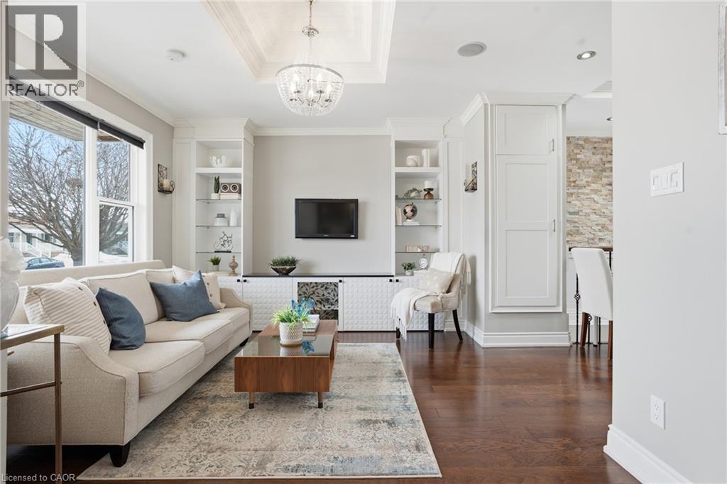 208 East 44th Street, Hamilton, Ontario  L8T 3H6 - Photo 5 - 40819475