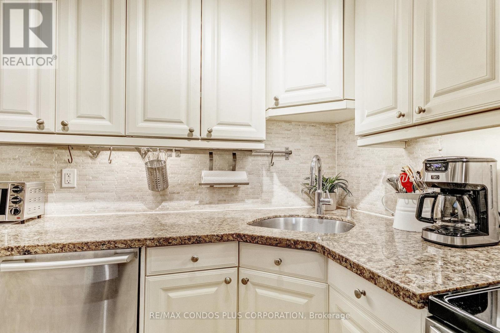 202 - 35 Raglan Avenue, Toronto (Humewood-Cedarvale), Ontario  M6C 2K7 - Photo 18 - C12984914