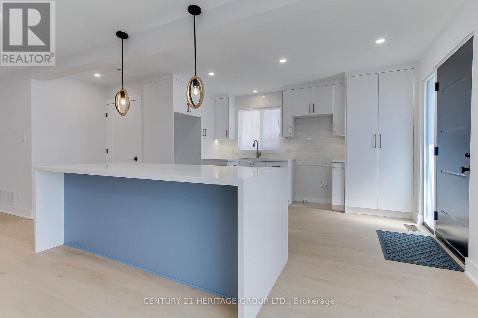 69 Marlin Court, Newmarket, Ontario  L3Y 2W7 - Photo 4 - N12984784