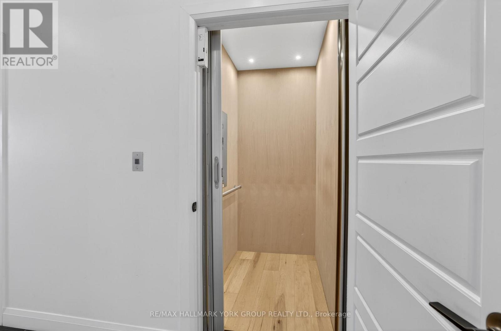 294 Cawthra Boulevard, Newmarket, Ontario  L3Y 4N8 - Photo 9 - N12984824