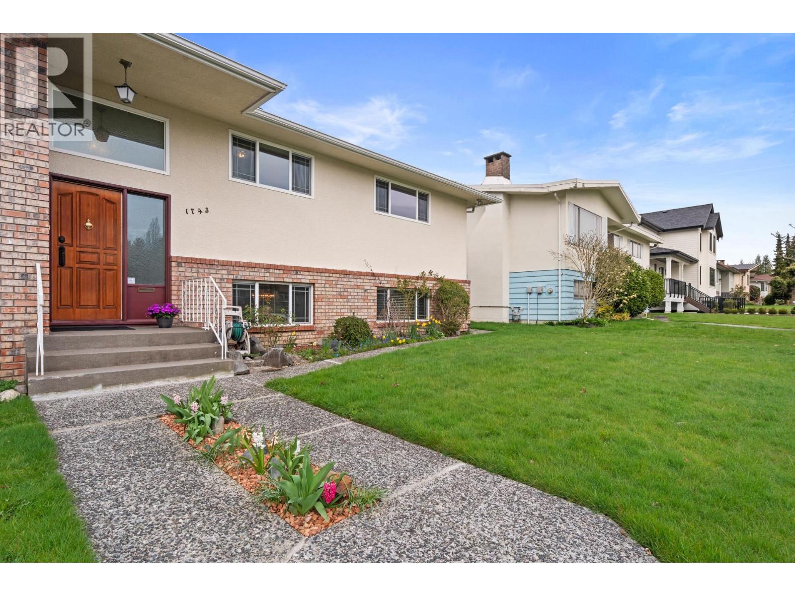 1743 Taralawn Court, Burnaby, British Columbia  V5B 3H4 - Photo 3 - R3100276