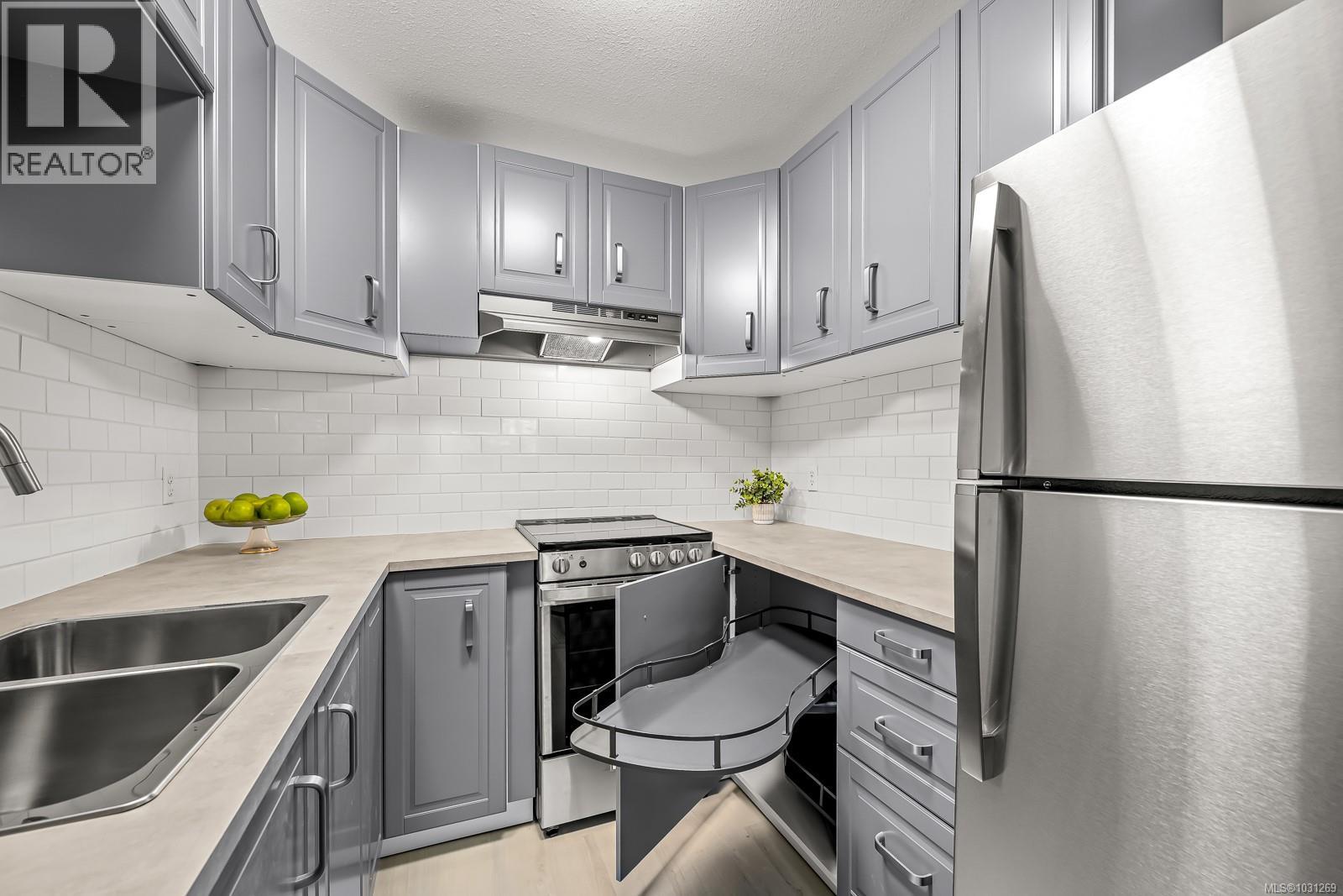 306 282 Birch St, Campbell River, British Columbia  V9W 2S3 - Photo 3 - 1031269