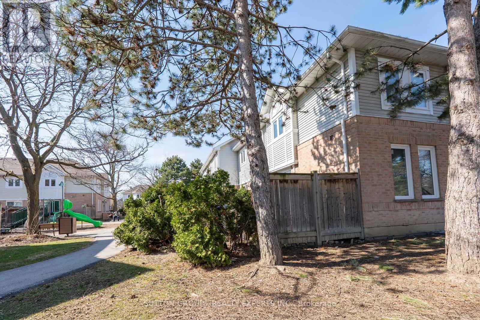 63 Wickstead Court, Brampton, Ontario  L6R 1N8 - Photo 12 - W12970662