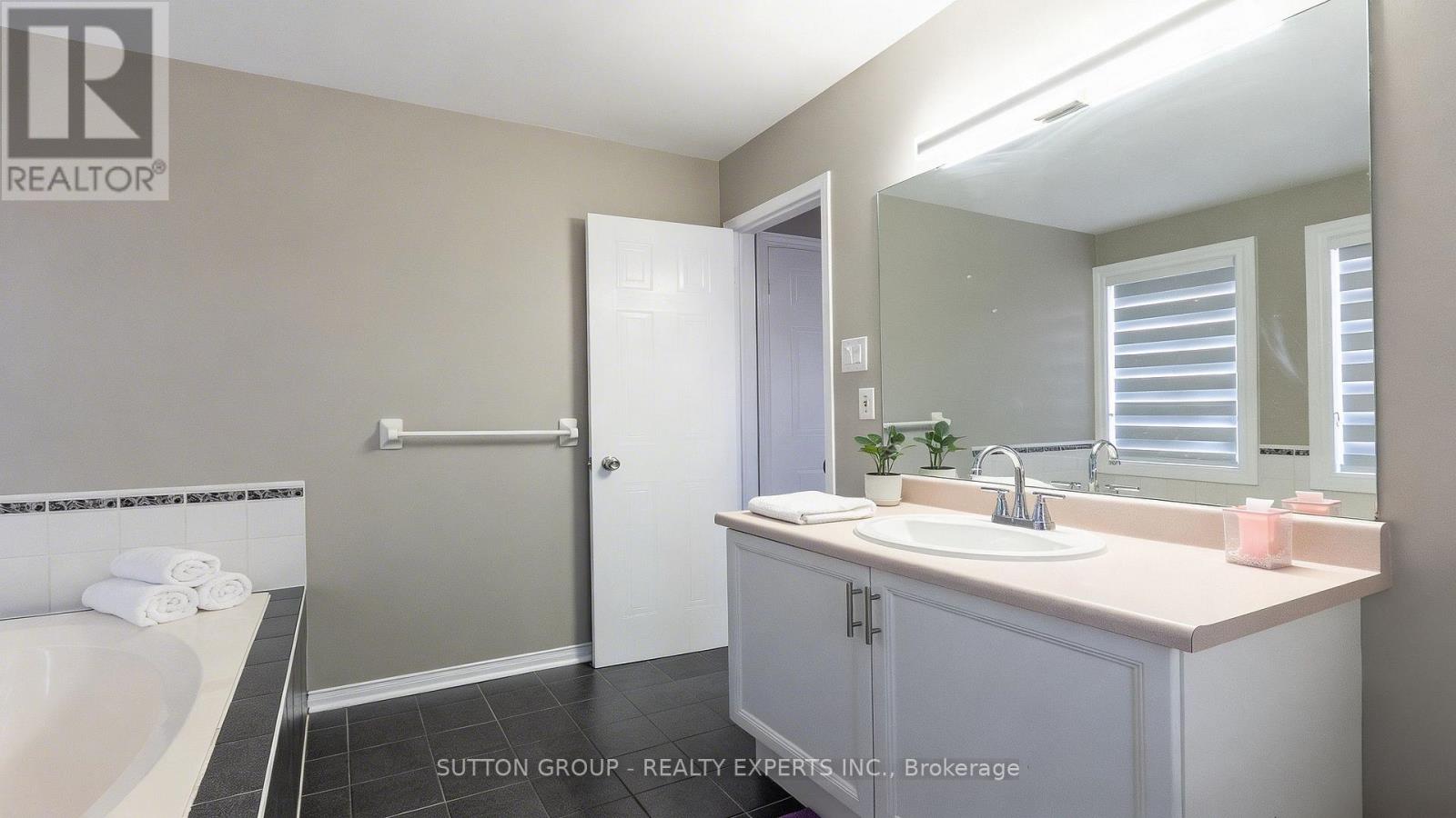 63 Wickstead Court, Brampton, Ontario  L6R 1N8 - Photo 34 - W12970662