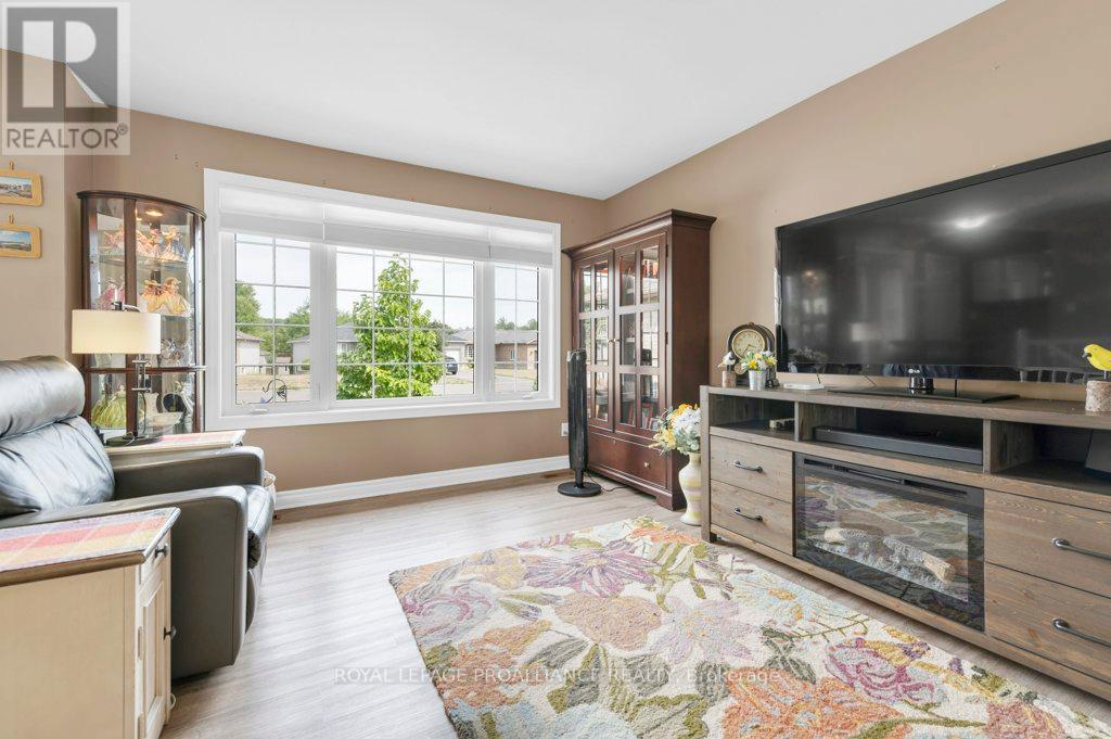 12 Stonegate Crescent, Quinte West, Ontario  K0K 2C0 - Photo 9 - X12984960